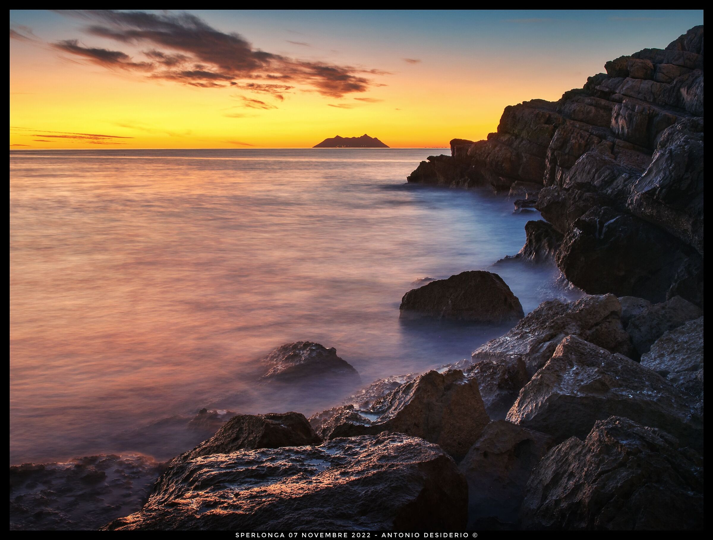 Tramonto sugli scogli