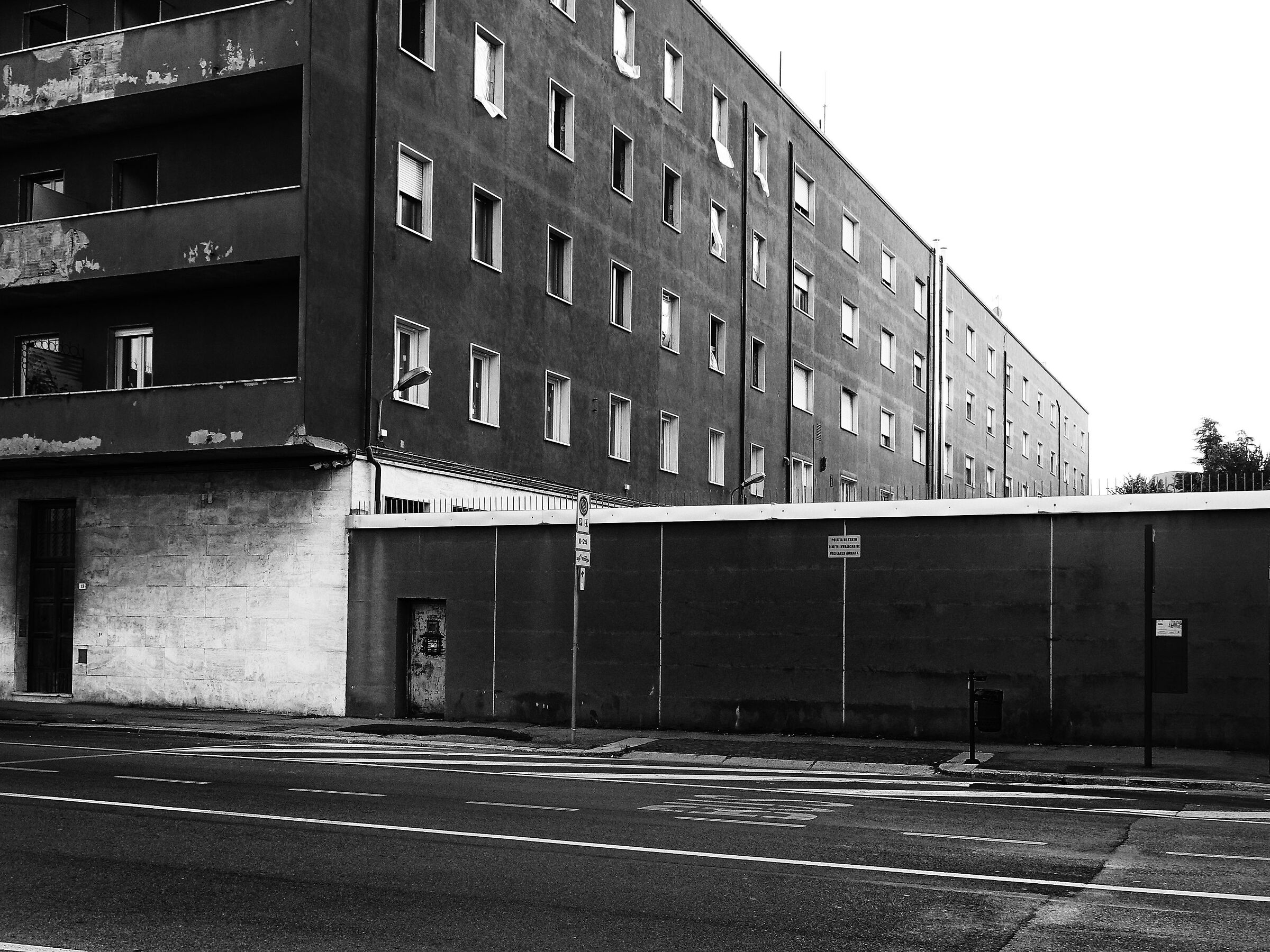 Un palazzo ed un muro a Bologna