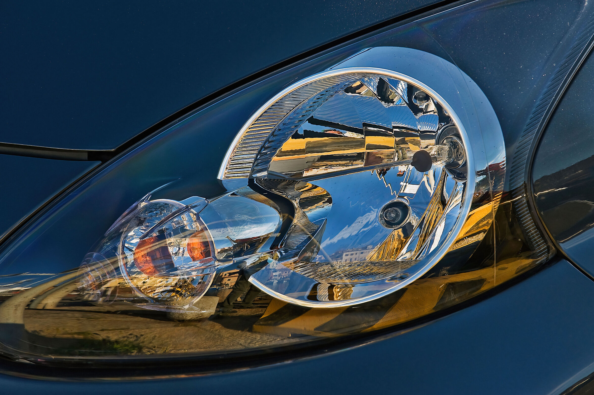 riflessi in un faro d'automobile