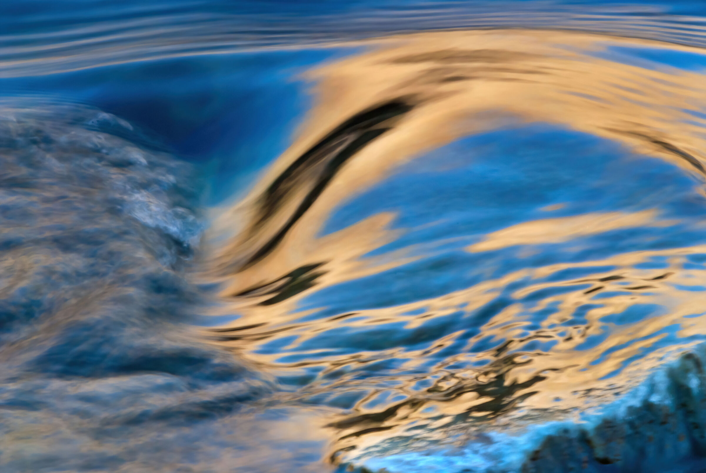 riflessi in un torrente