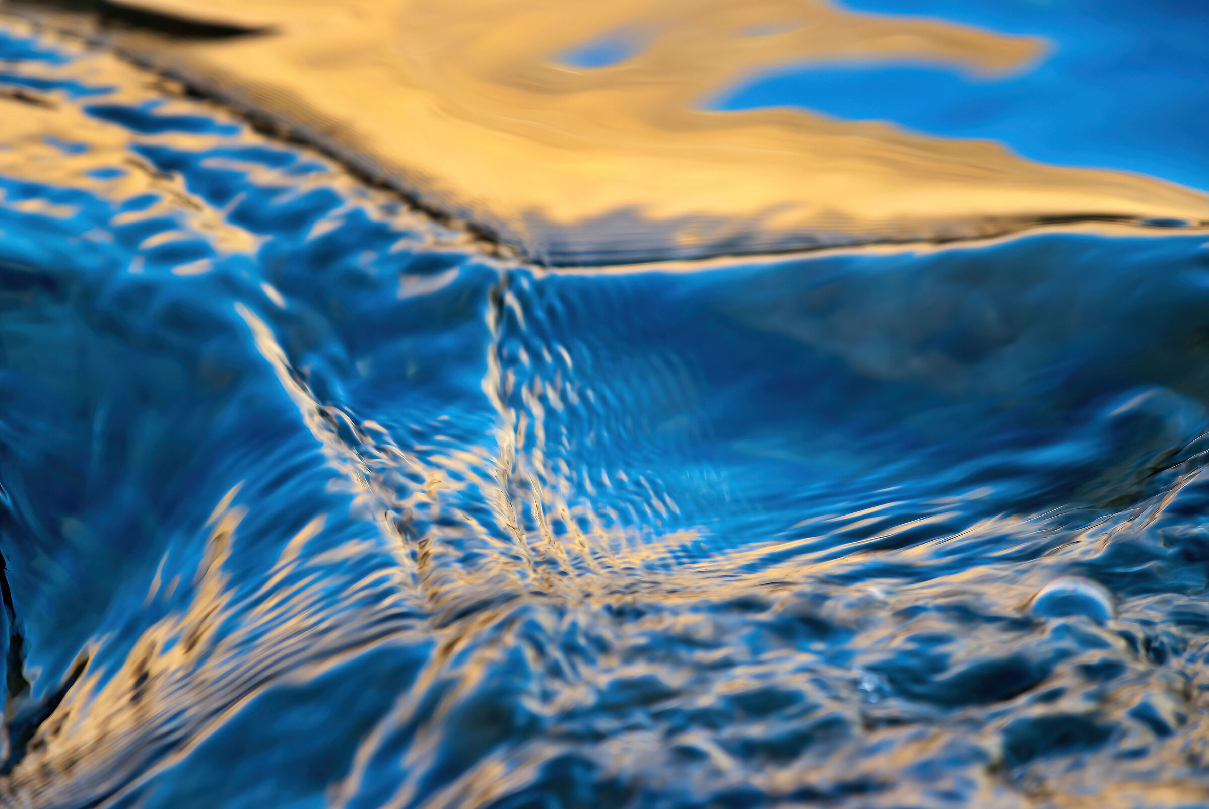 riflessi in un torrente