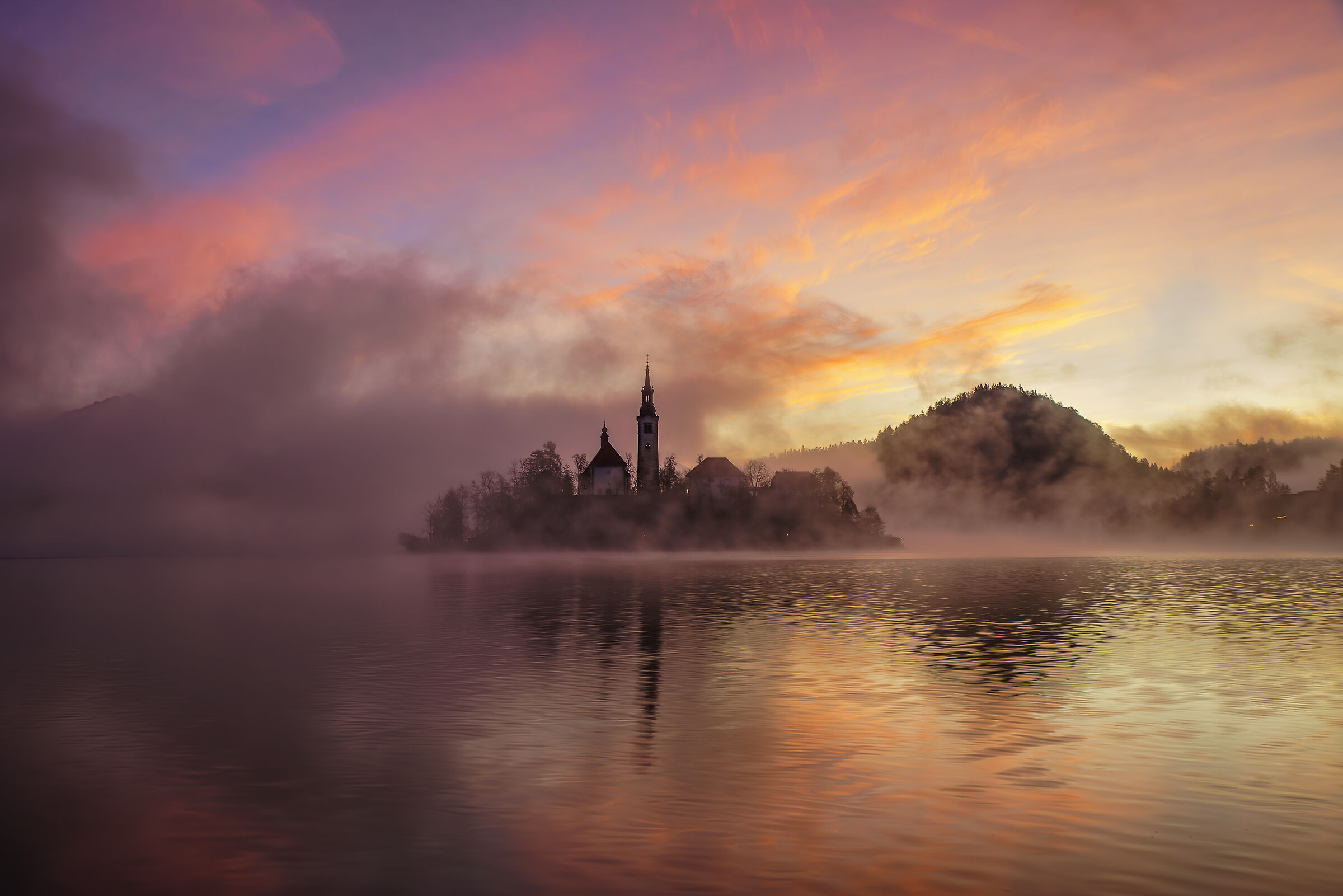 Alba infuocata a Bled