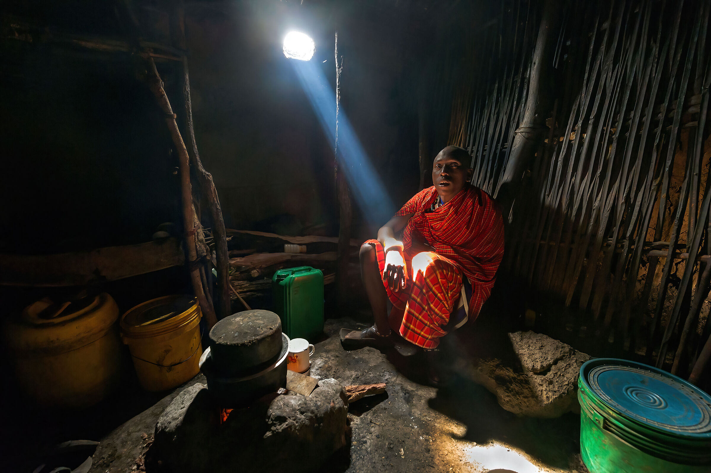 Maasai nella sua capanna