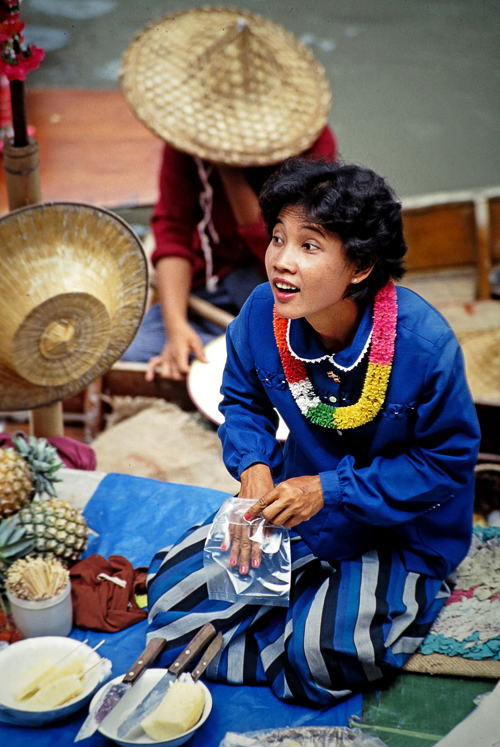 Venditrice di ananas - mercato galleggiante -Thailandia
