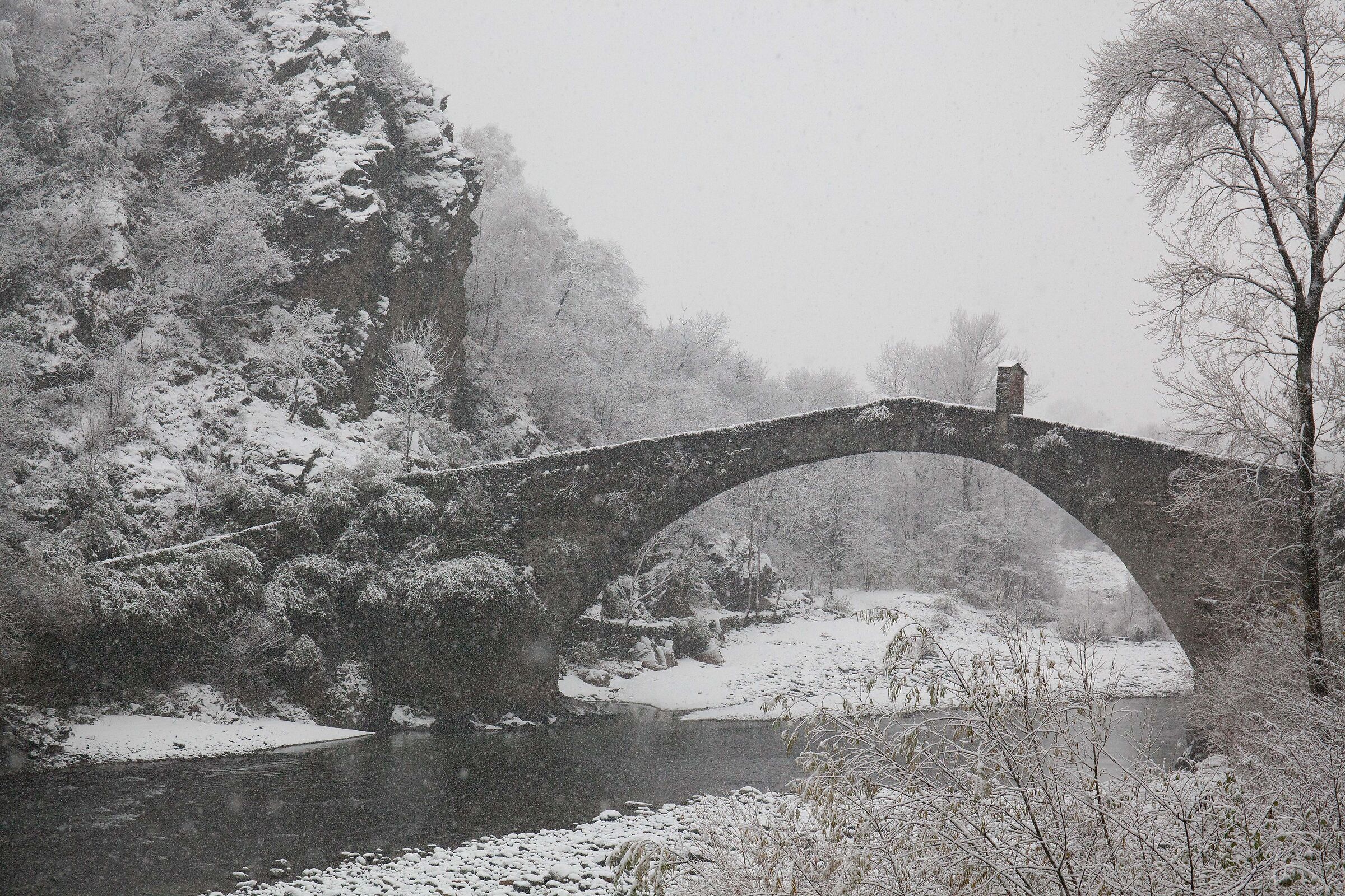Lanzo Torinese - Devil's Bridge under the snowfall