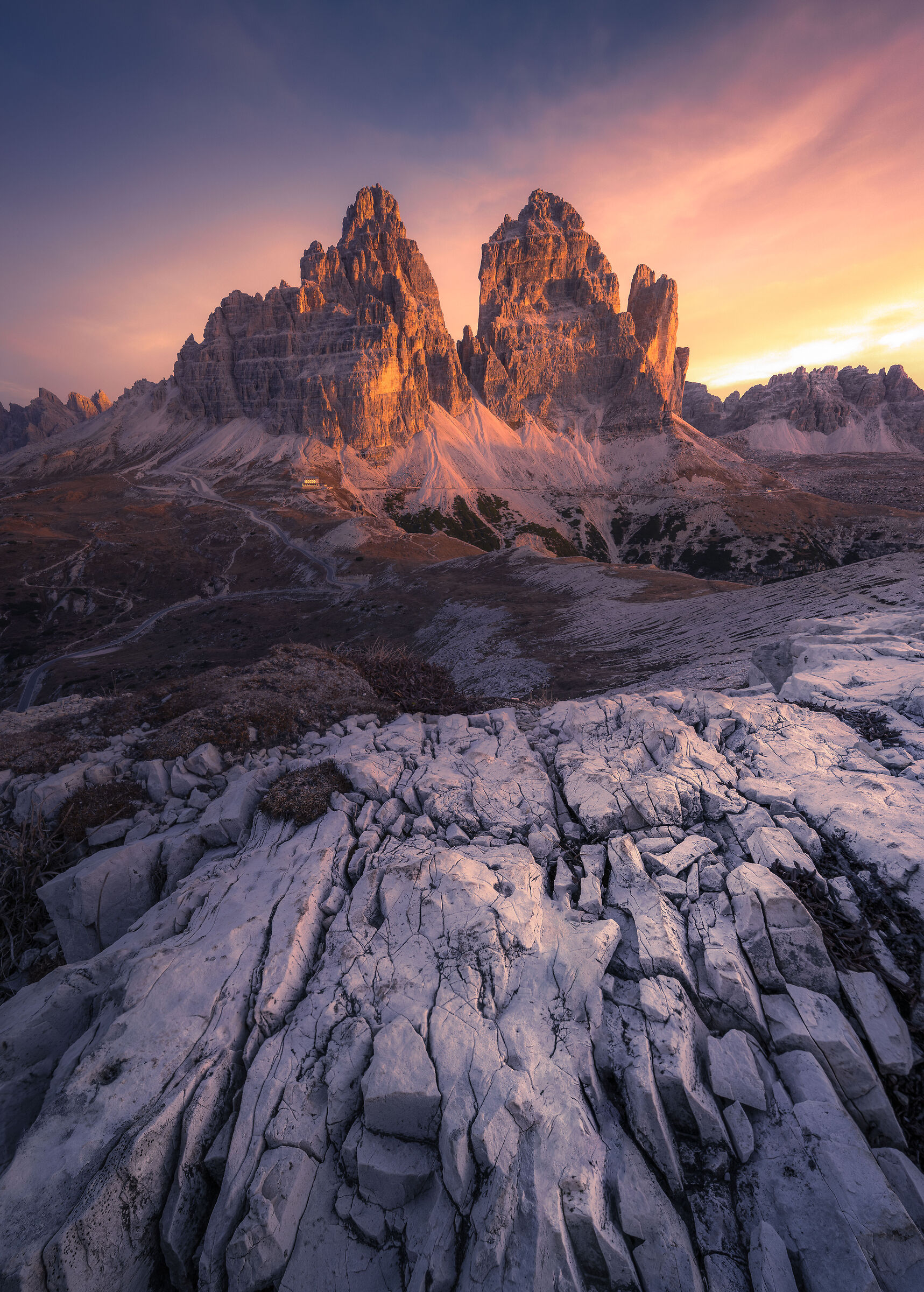 tre cime di Lavaredo all'alba