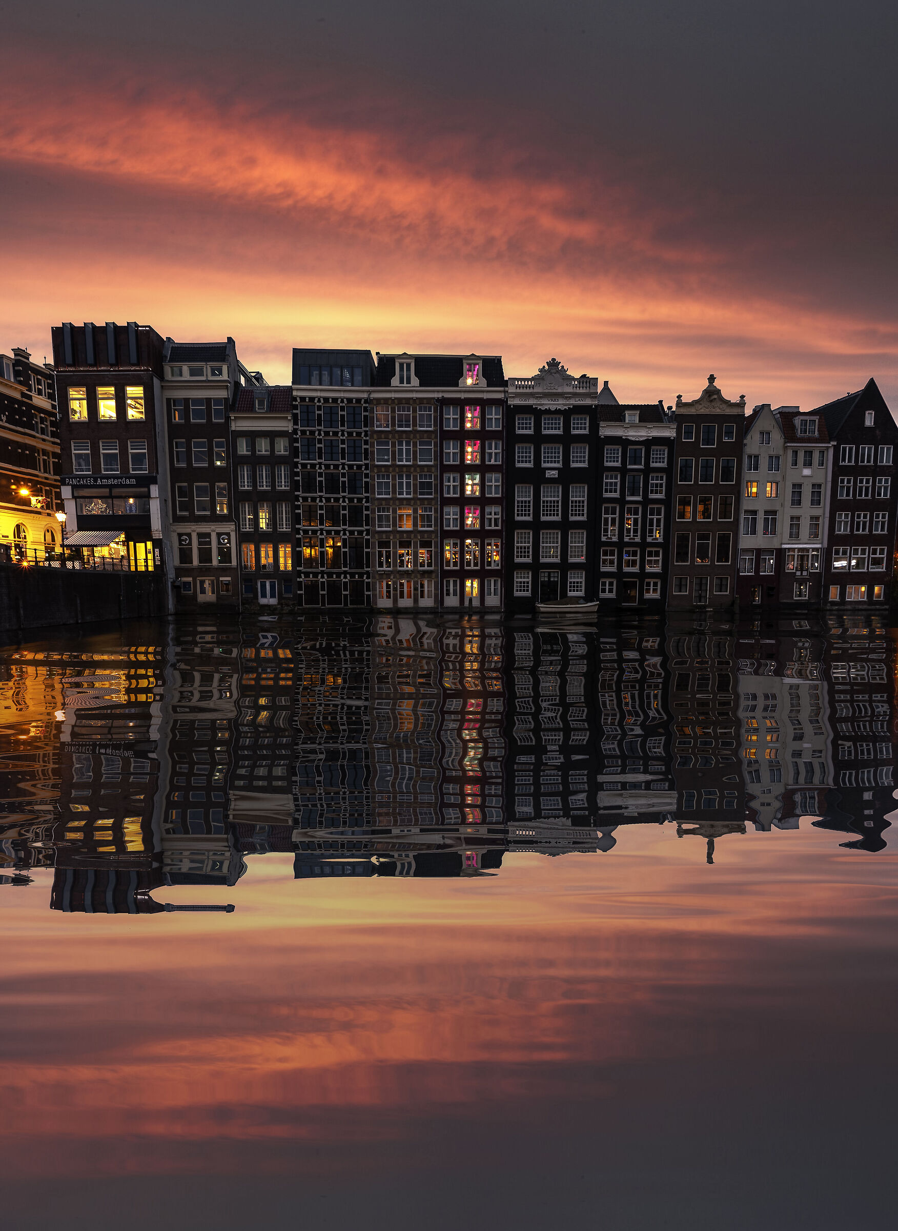 Amsterdam and the aversion to plumb line