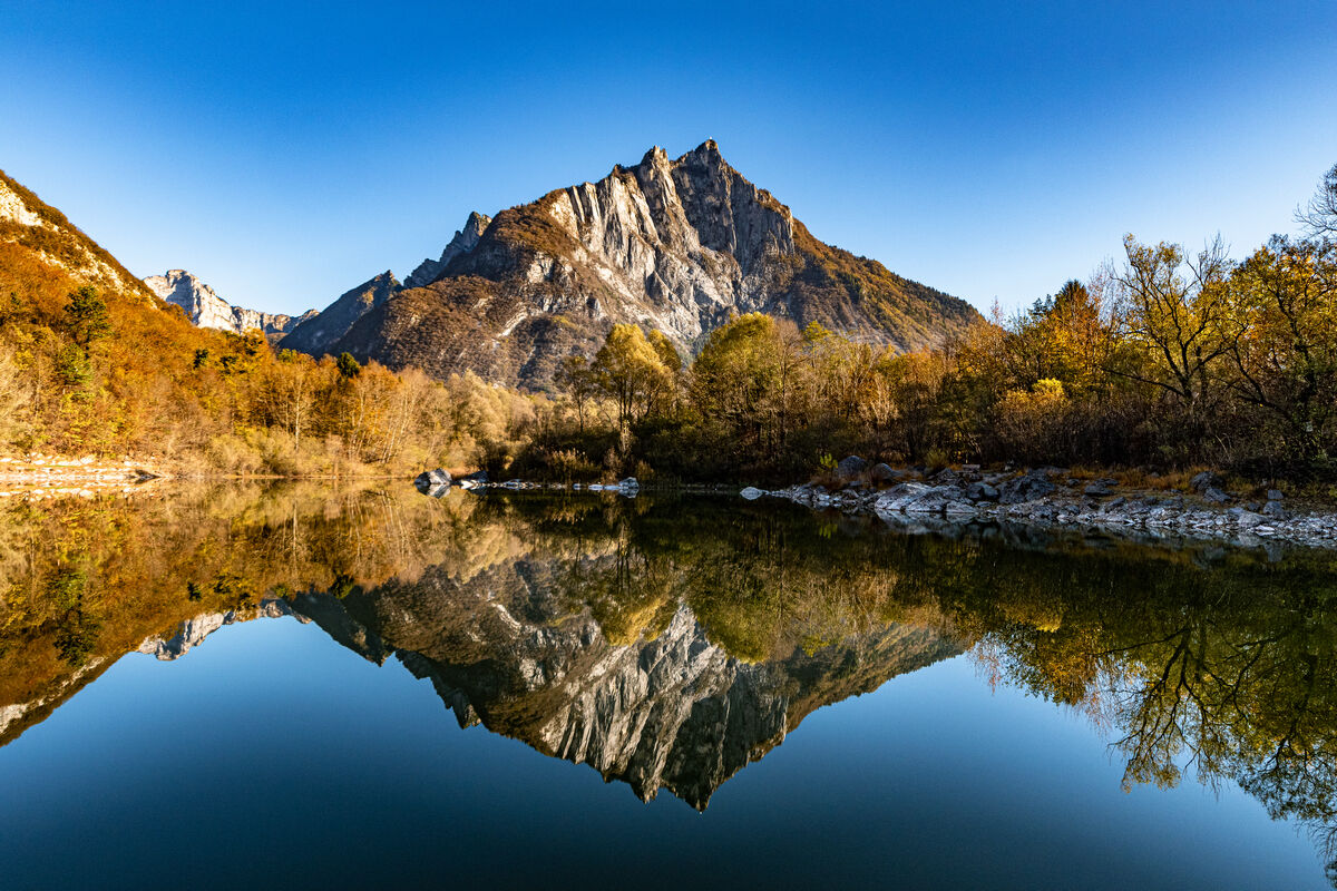 Lago di Vedana in veste autunnale
