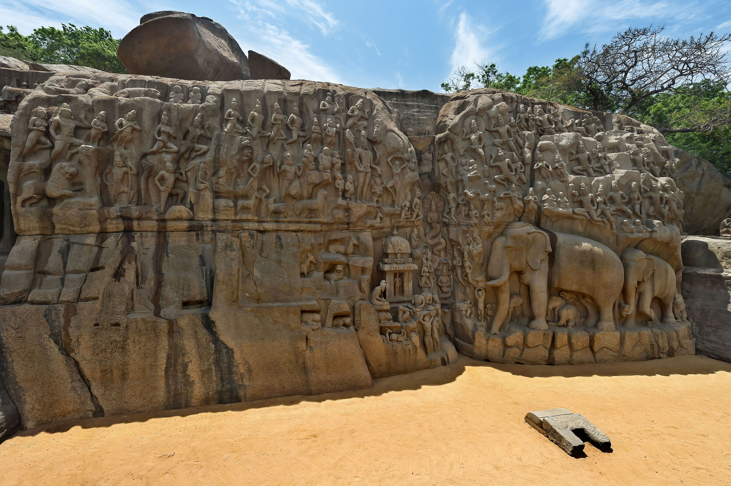 l'altorilievo rappresentante la Penitenza di Bhagiratha