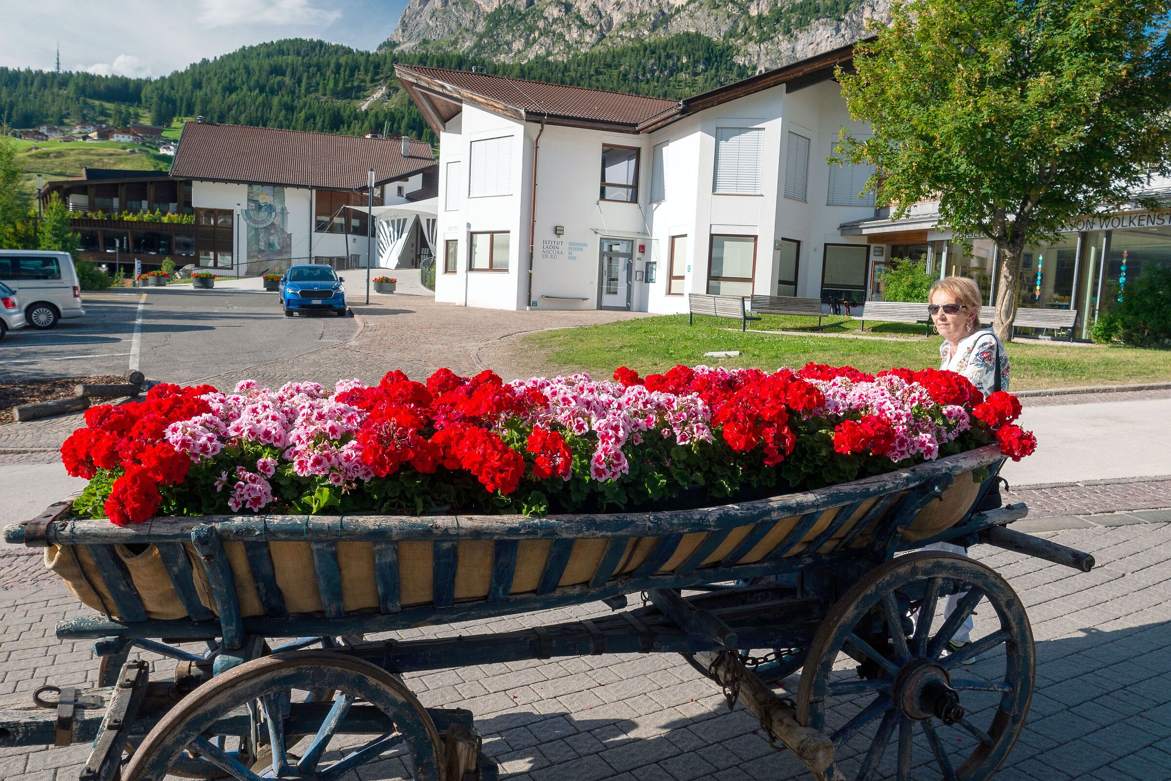 Self-propelled flower bed