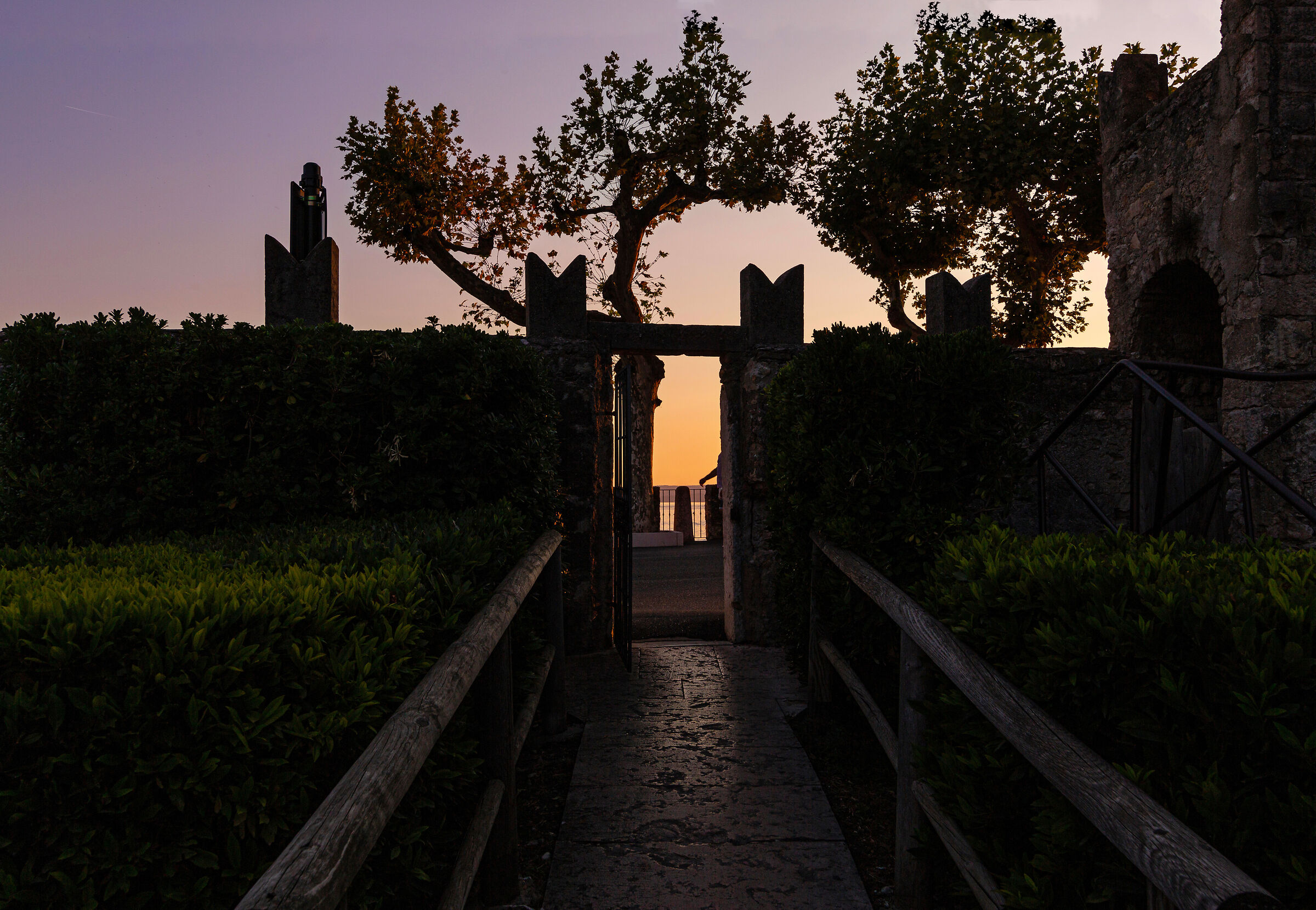 Entrata al porticciolo al tramonto, Torri del Benaco.