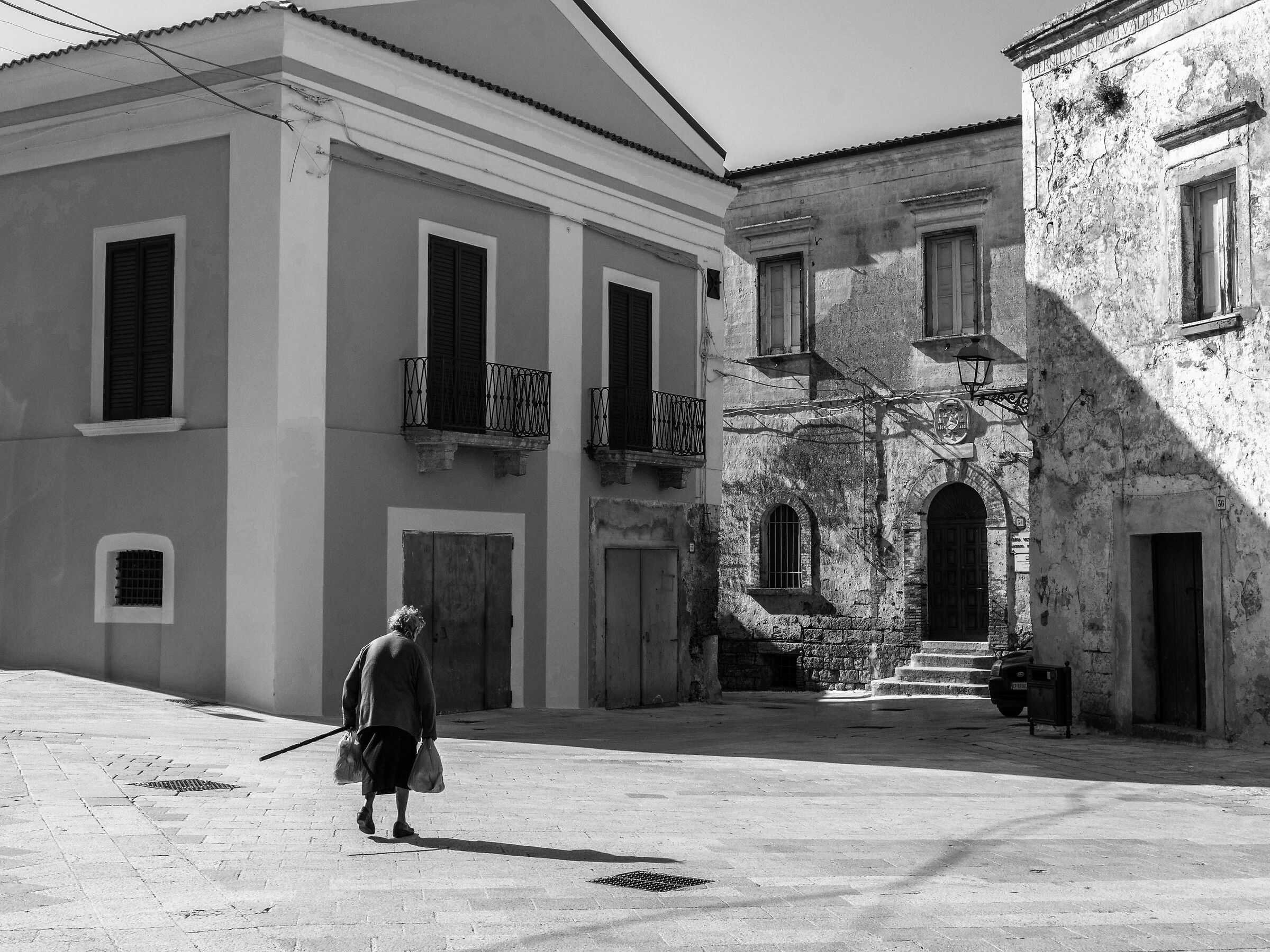 Donna che attraversa una piazza in Basilicata