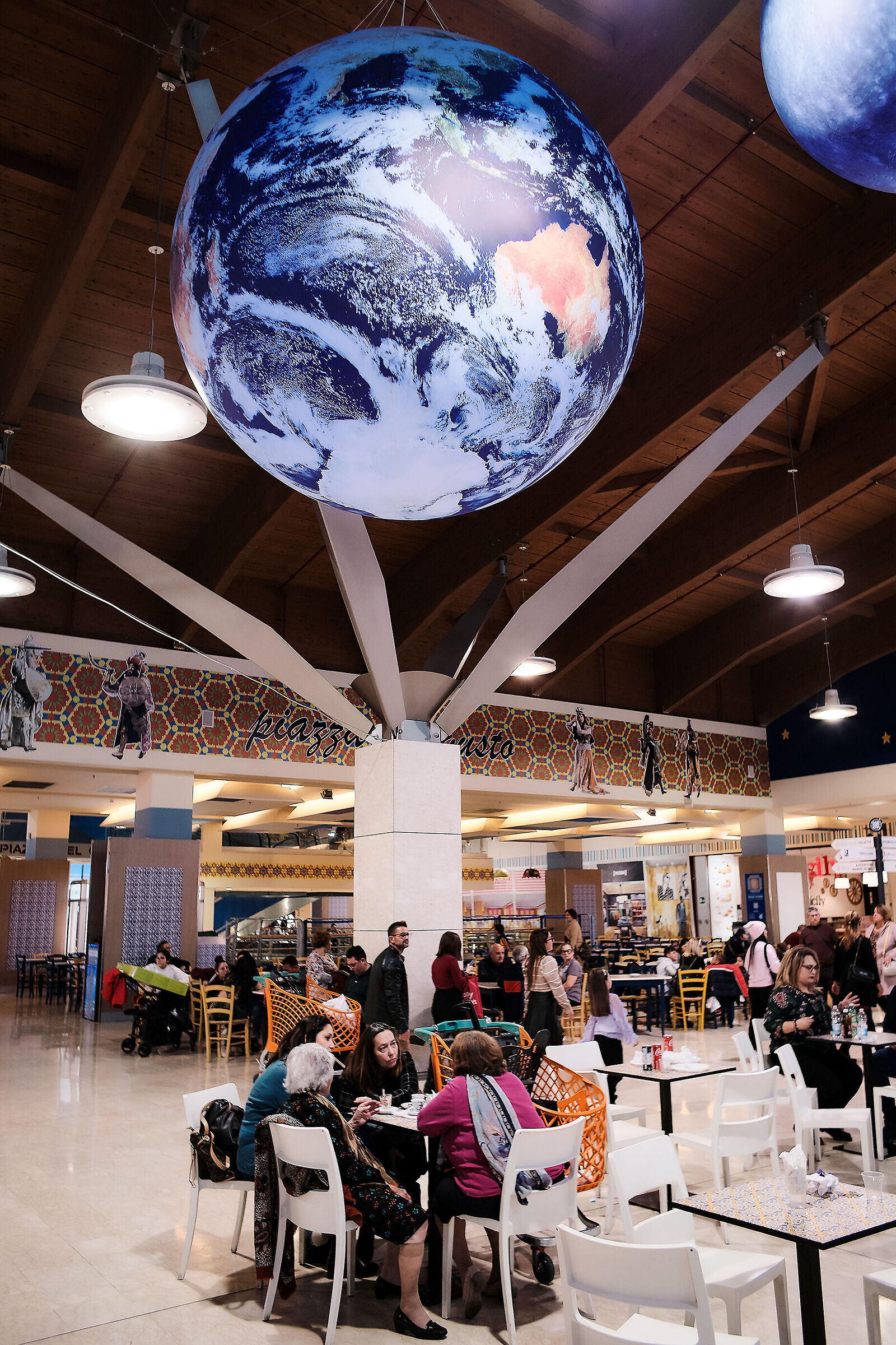 Ci cade il mondo addosso e neanche ce ne accorgiamo