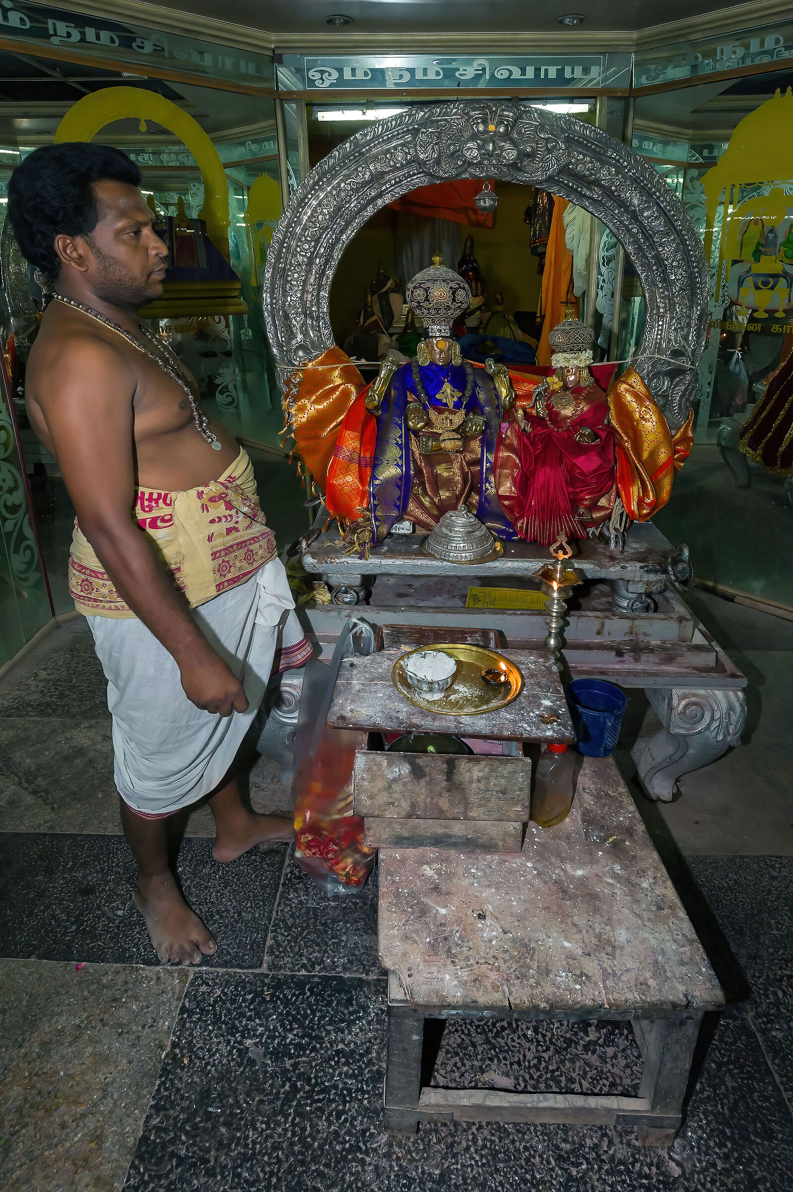 sacerdote in tempio Hindu
