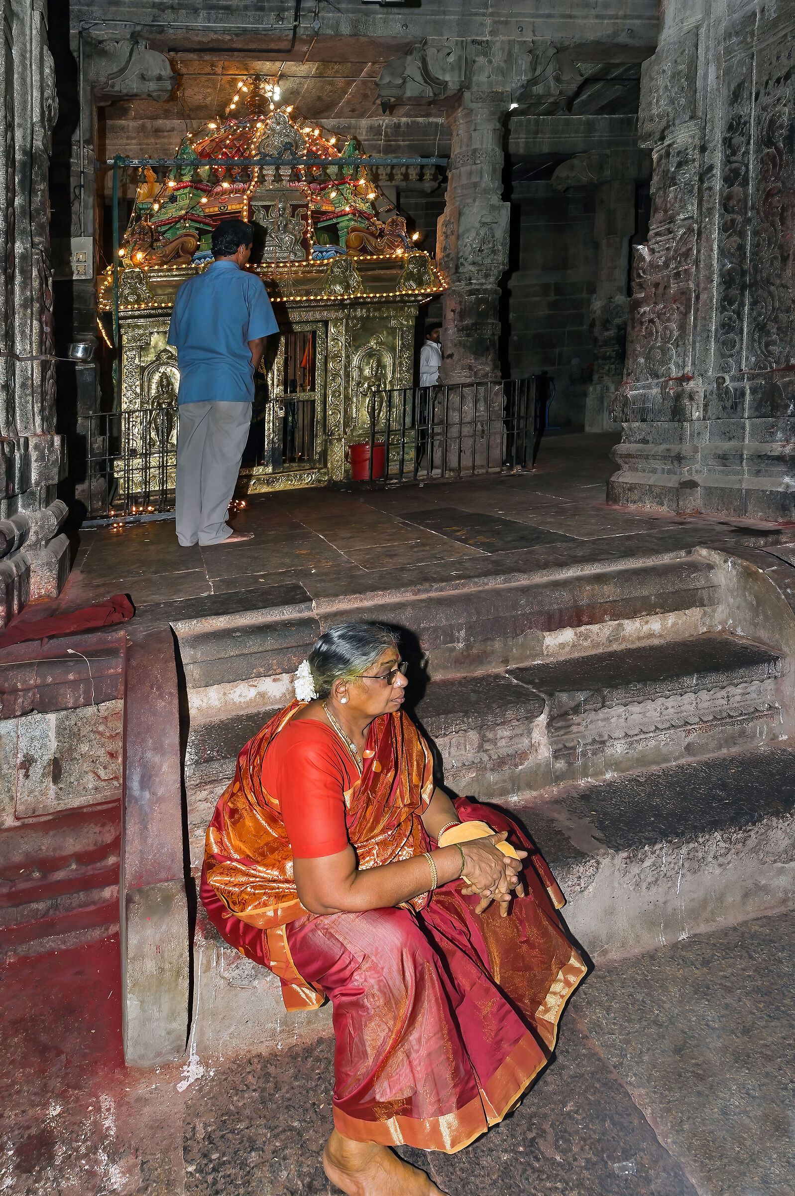 fedeli in tempio Hindu