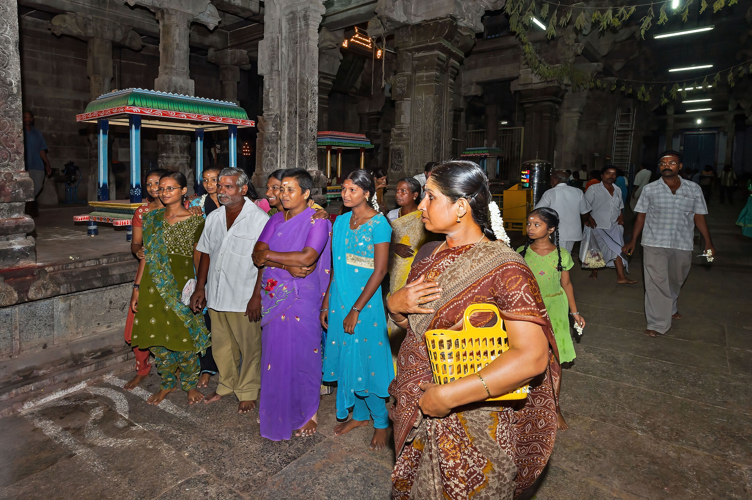 fedeli in tempio Hindu