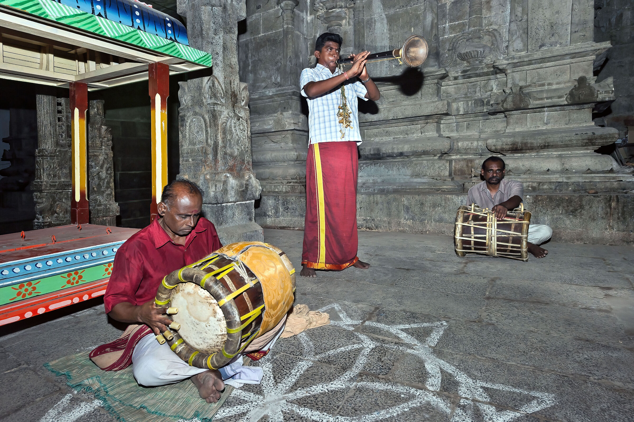 suonatori in tempio Hindu