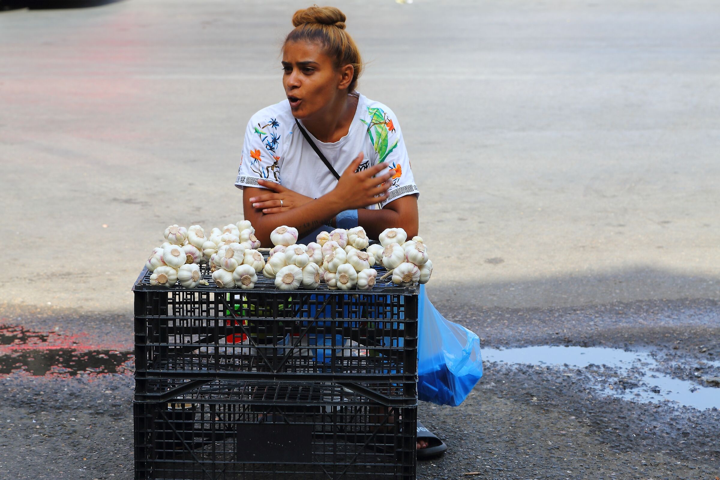 Mercato Varvakios - Venditrice d'aglio 1