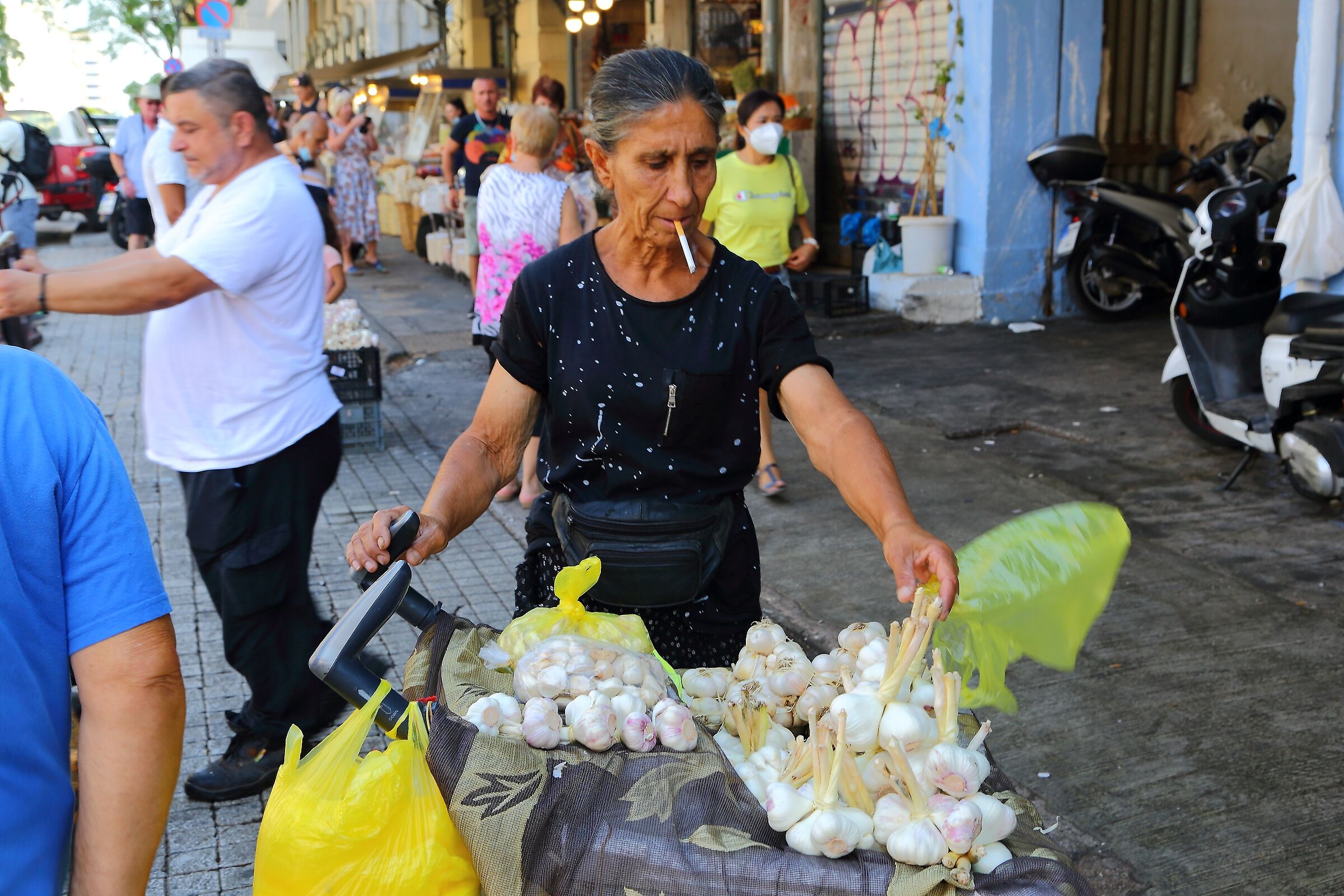 Mercato Varvakios - Venditrice d'aglio 3