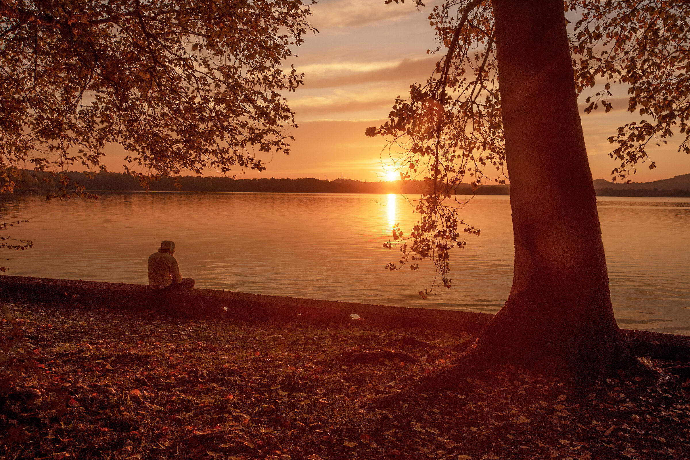 ammirando il tramonto in solitudine