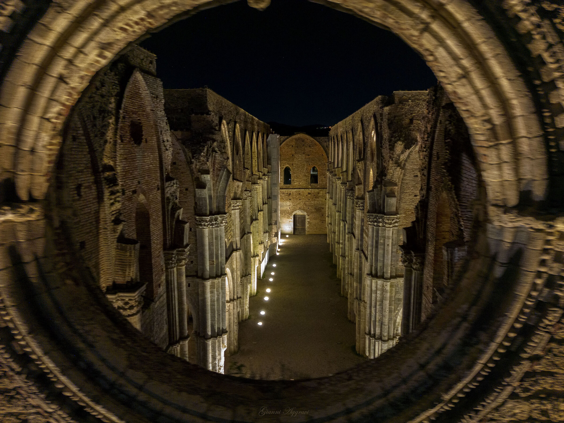 Un'occhiata attraverso il rosone