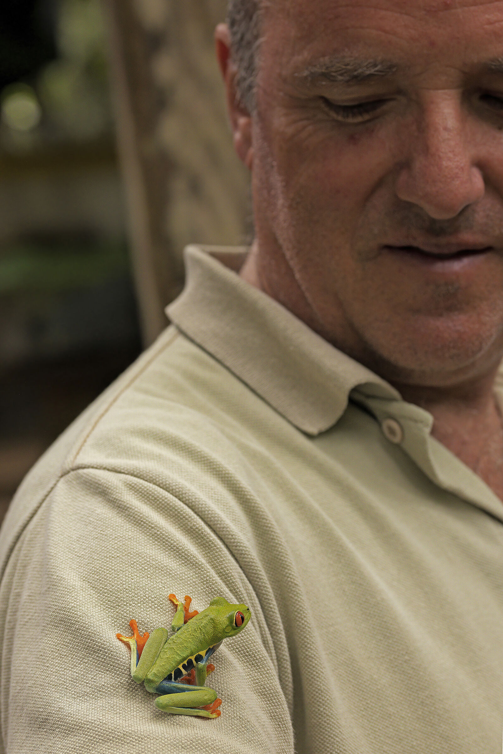 And as I shoot he jumps on Oscar's shoulder