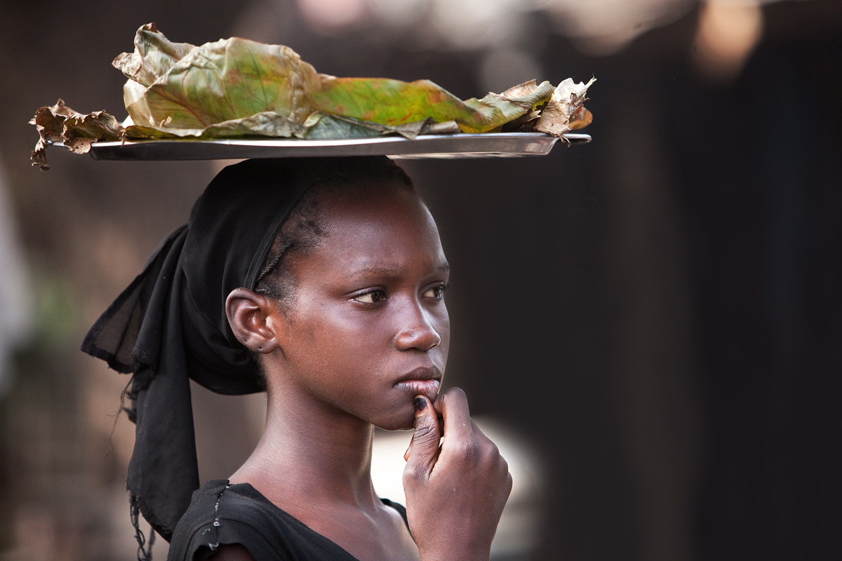 Mali: Bamako market of iron; young vivandiere.