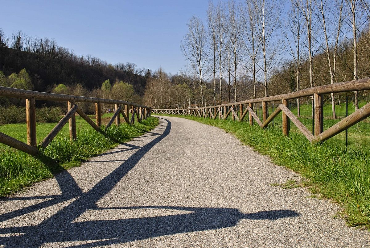ombre lungo il fiume
