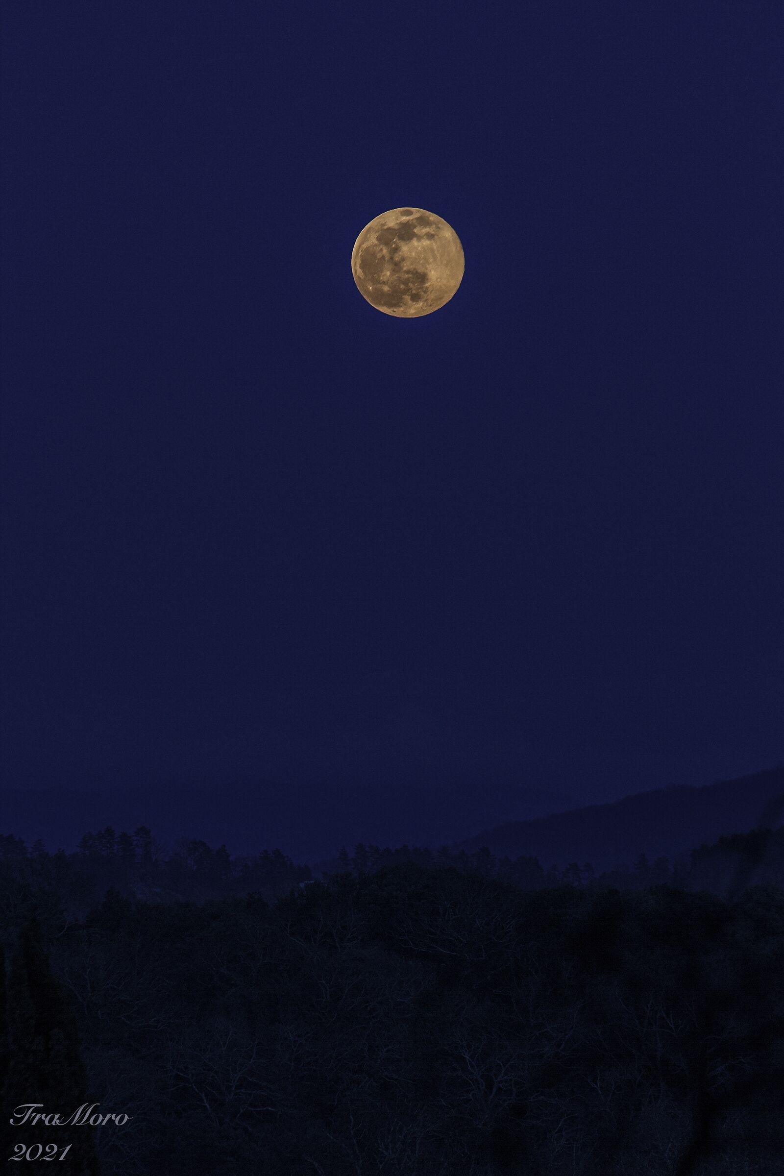 Luna sulle colline toscane