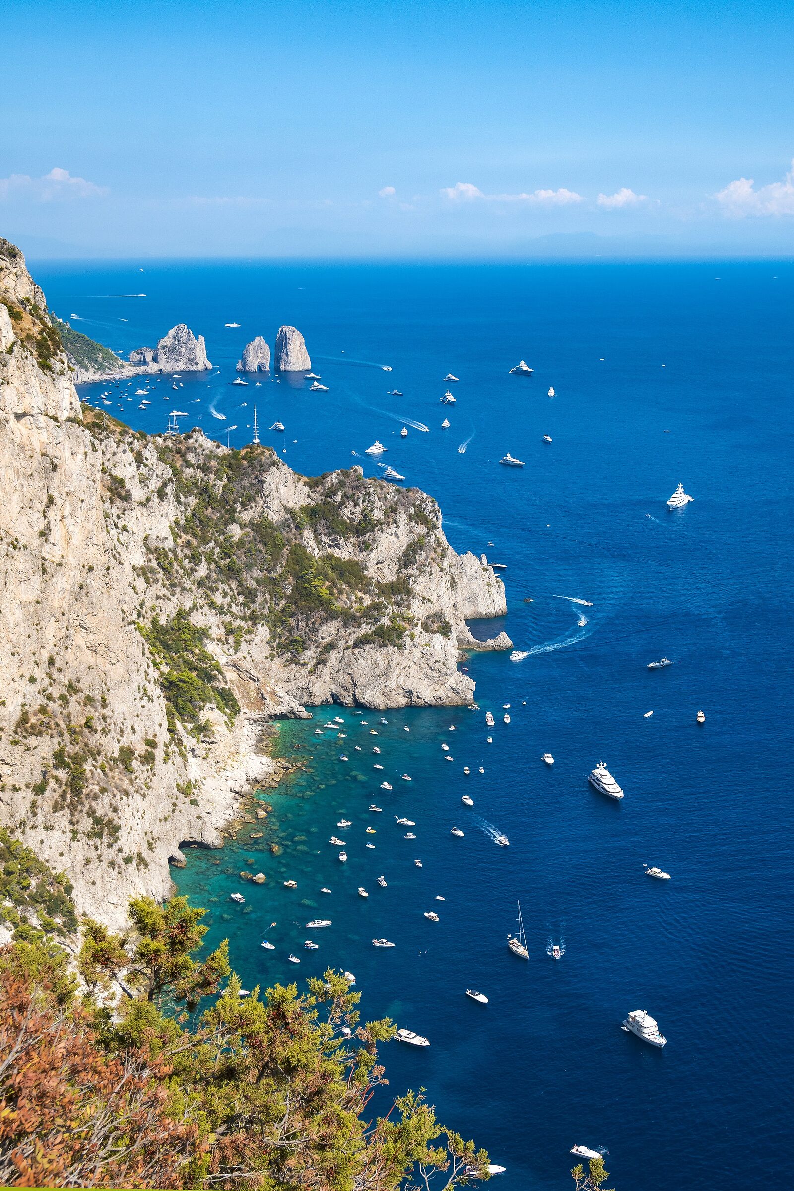 Imbarcazioni ai faraglioni di Capri