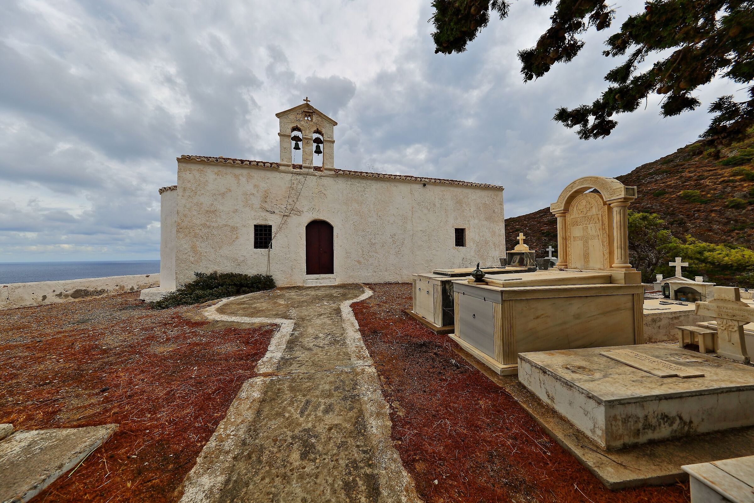 Kapsali la chiesa ed il cimitero