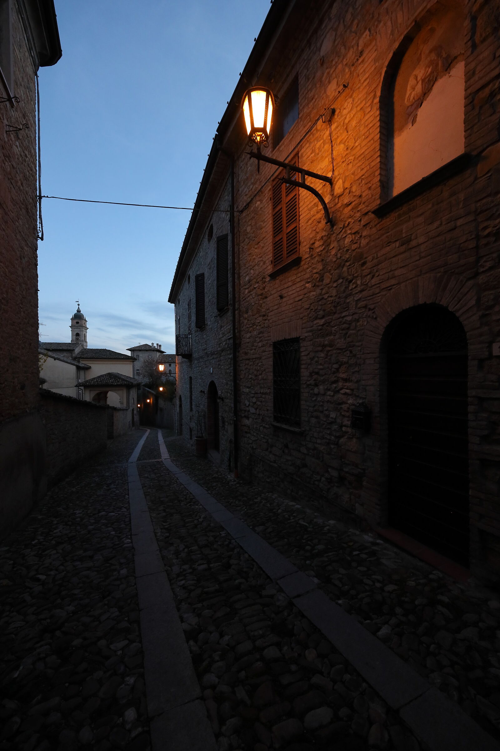 Castell'Arquato, alley at dusk