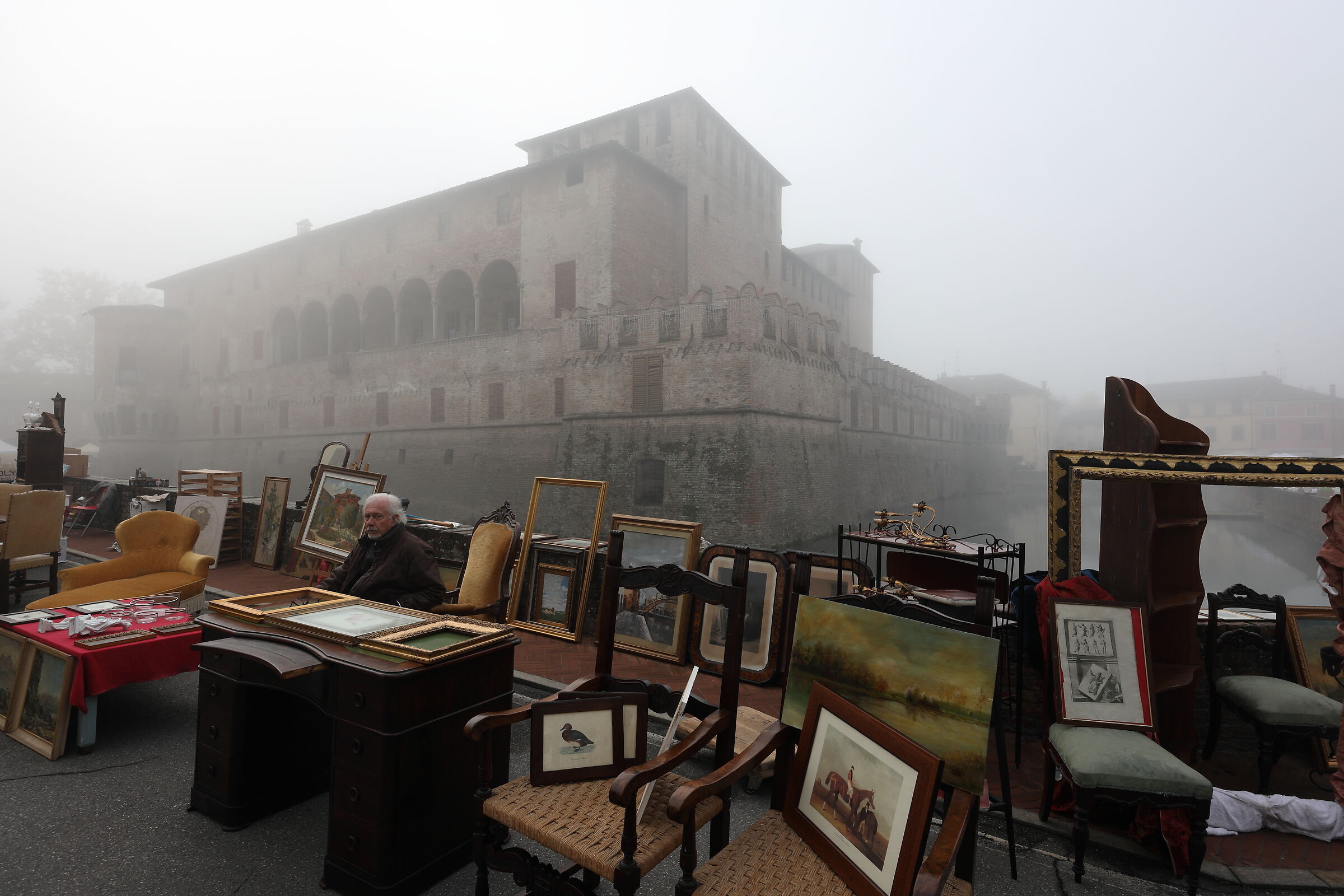 Fontanellato, antique market at the castle