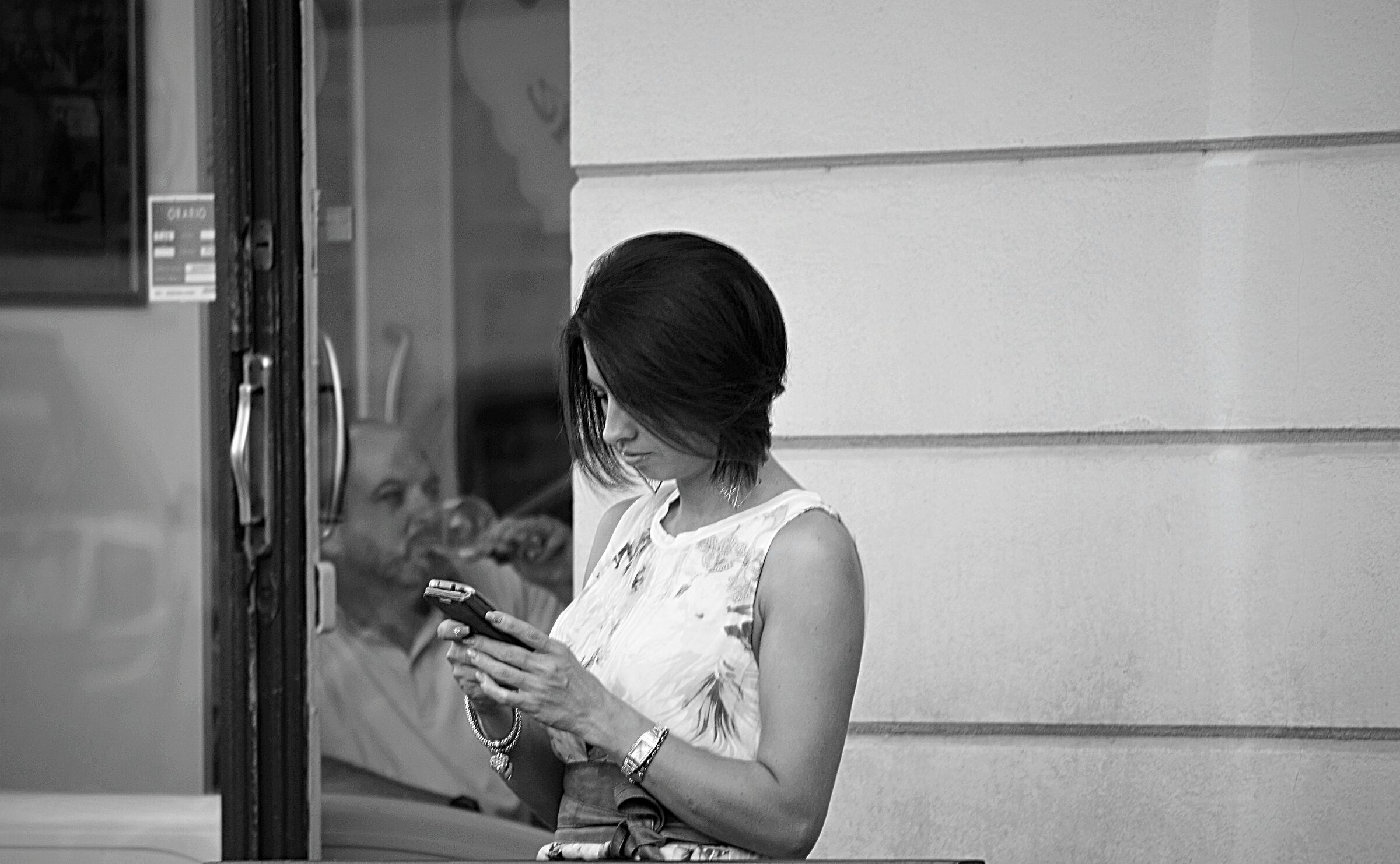 Bevo un sorso e vado da lei...