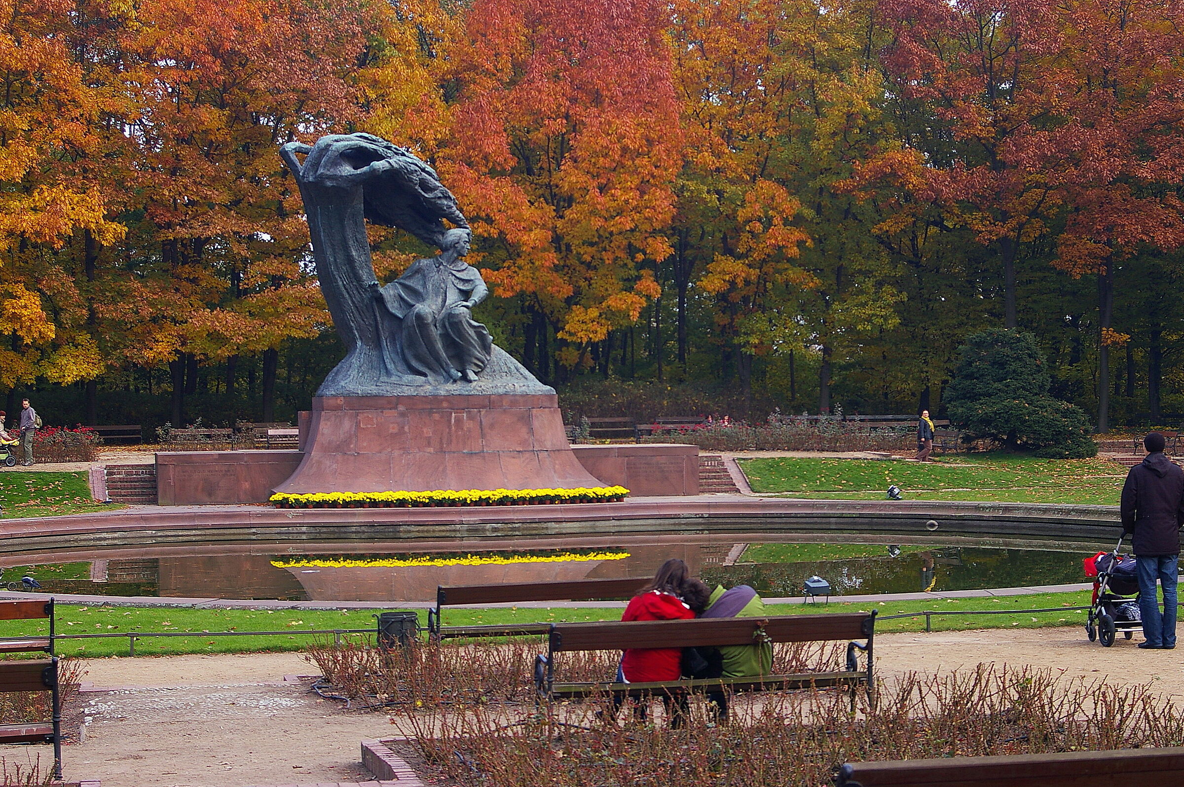 Chopin in autumn/street