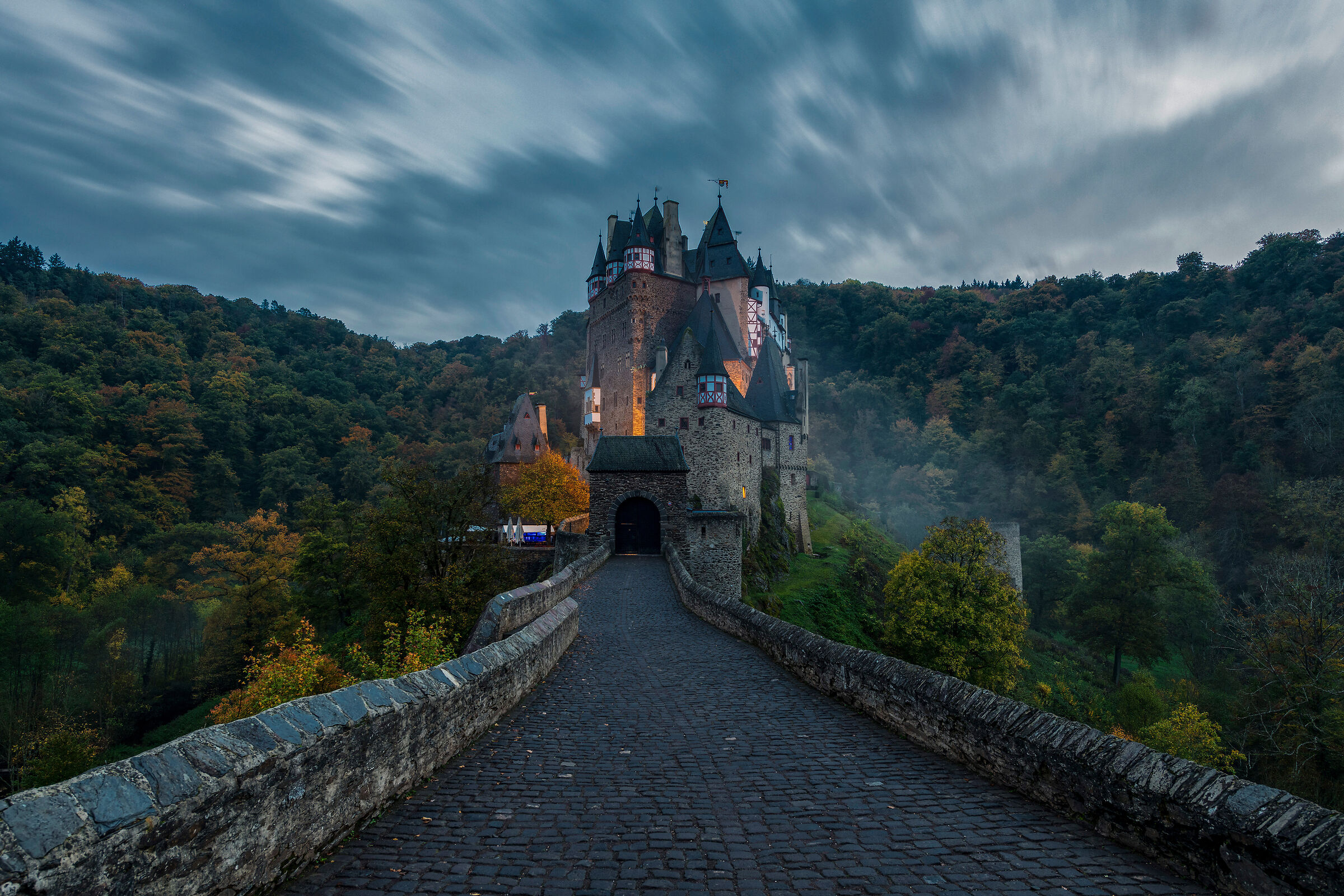 Between mists and legend
