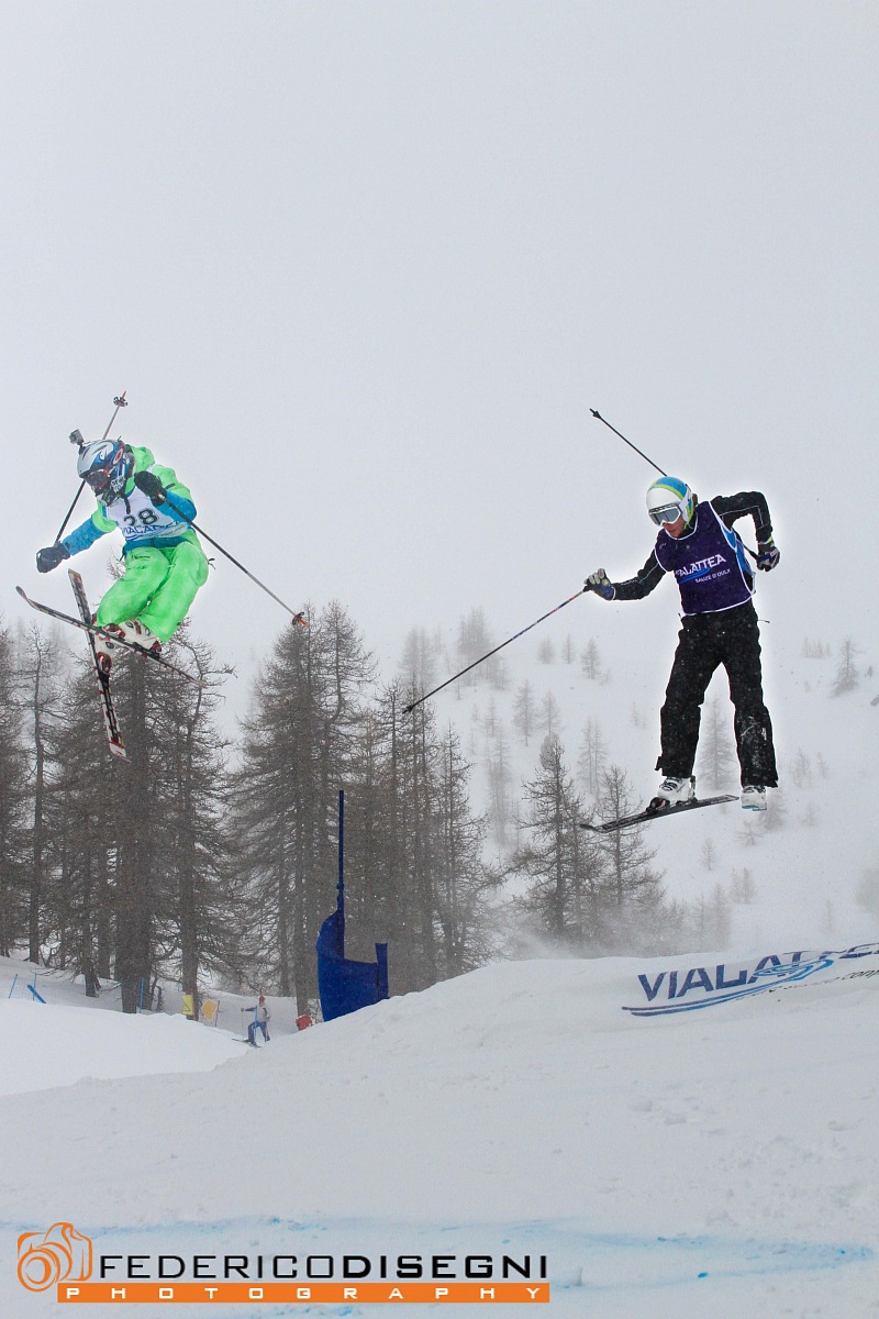 e qualcuno cadde rovinosamente a terra..