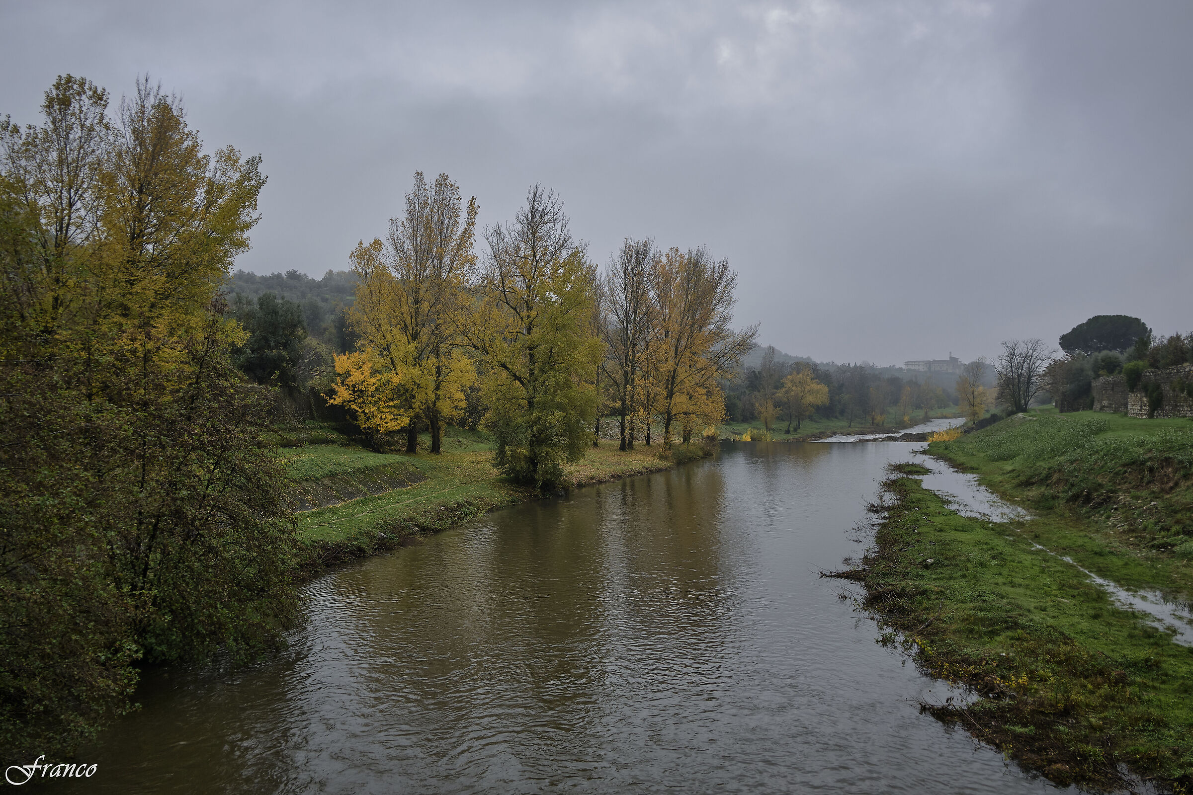 Il fiume Bisenzio e la Villa del Palco nella nebbia