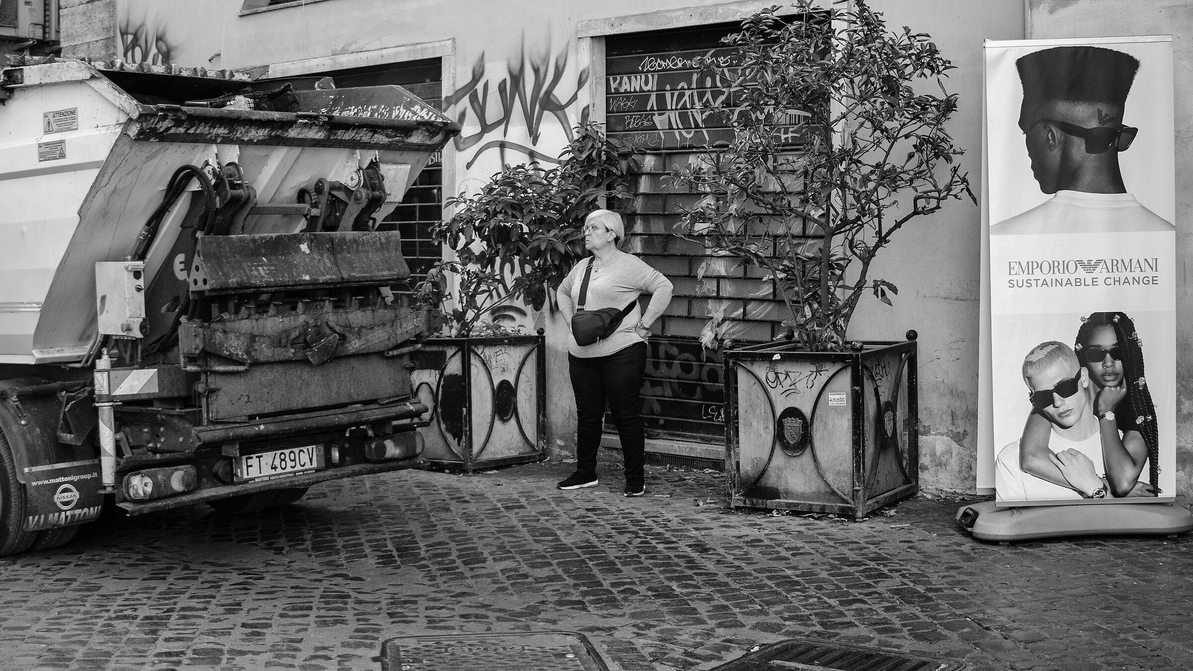 Between beauty and monnezza... In the alleys of Trastevere.....