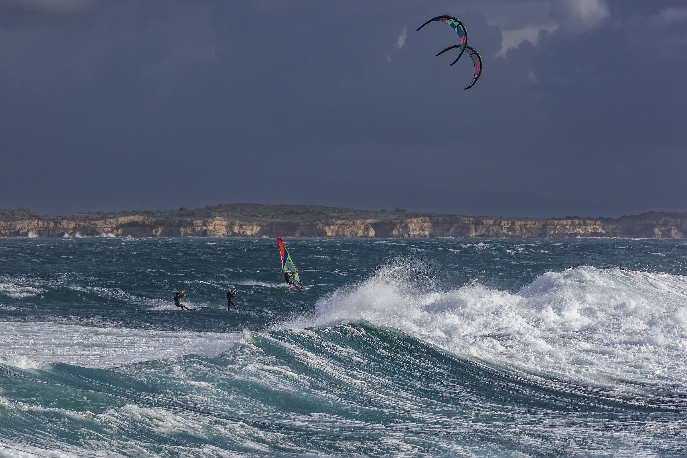 Under the mistral screams and whitens the sea