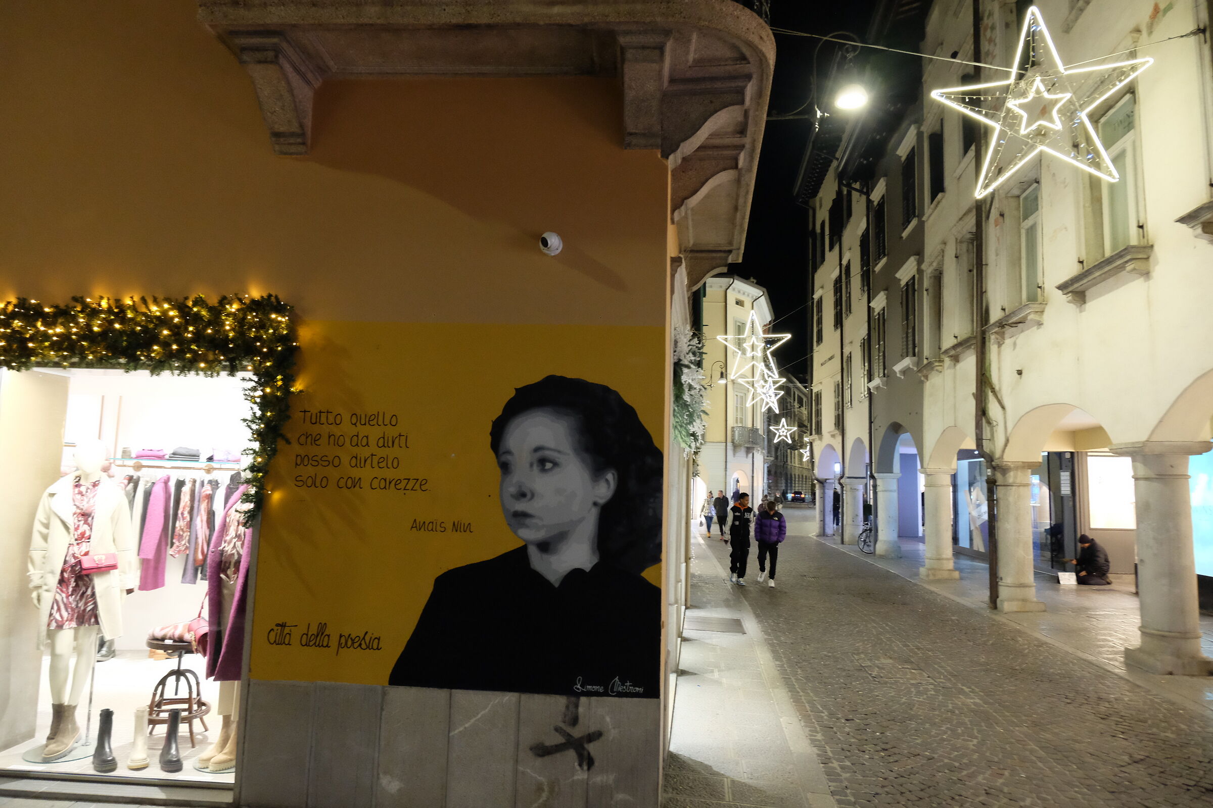 Christmas caresses with alms