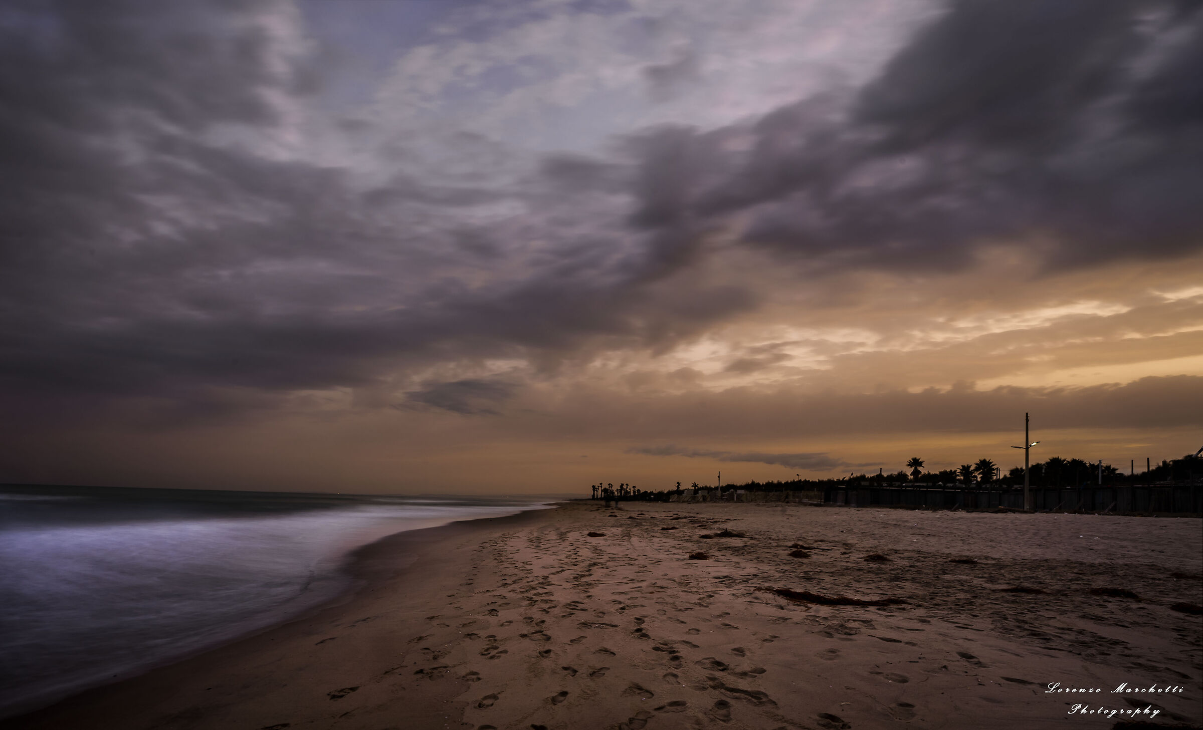 Tramonto sul mar d' inverno