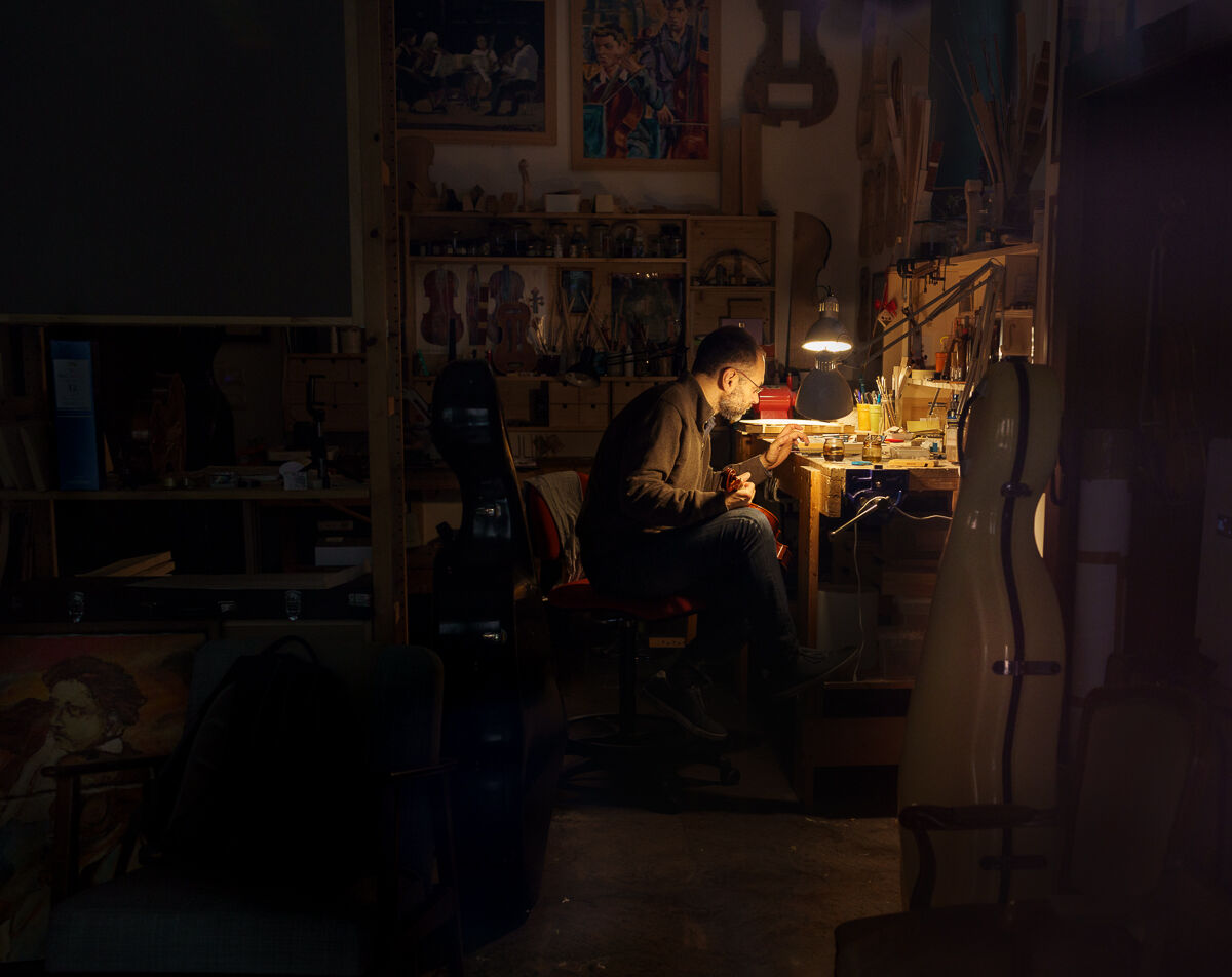 The small world of the luthier