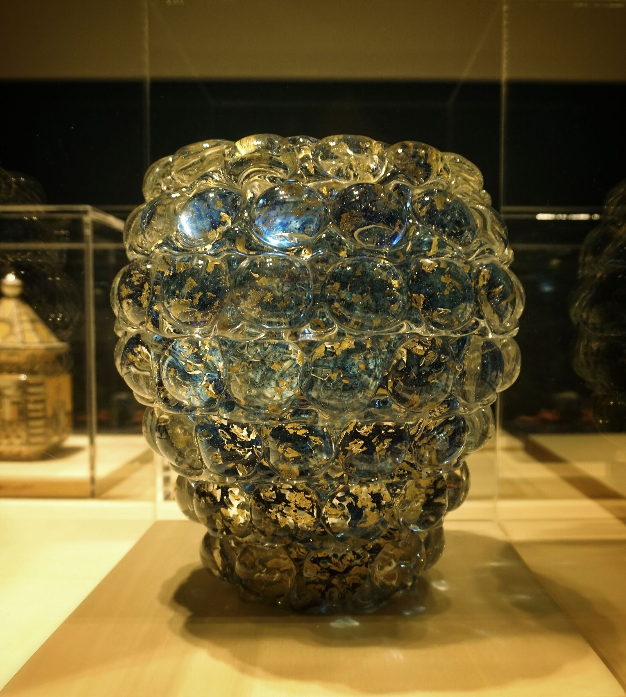 Vase in glass and gold leaf