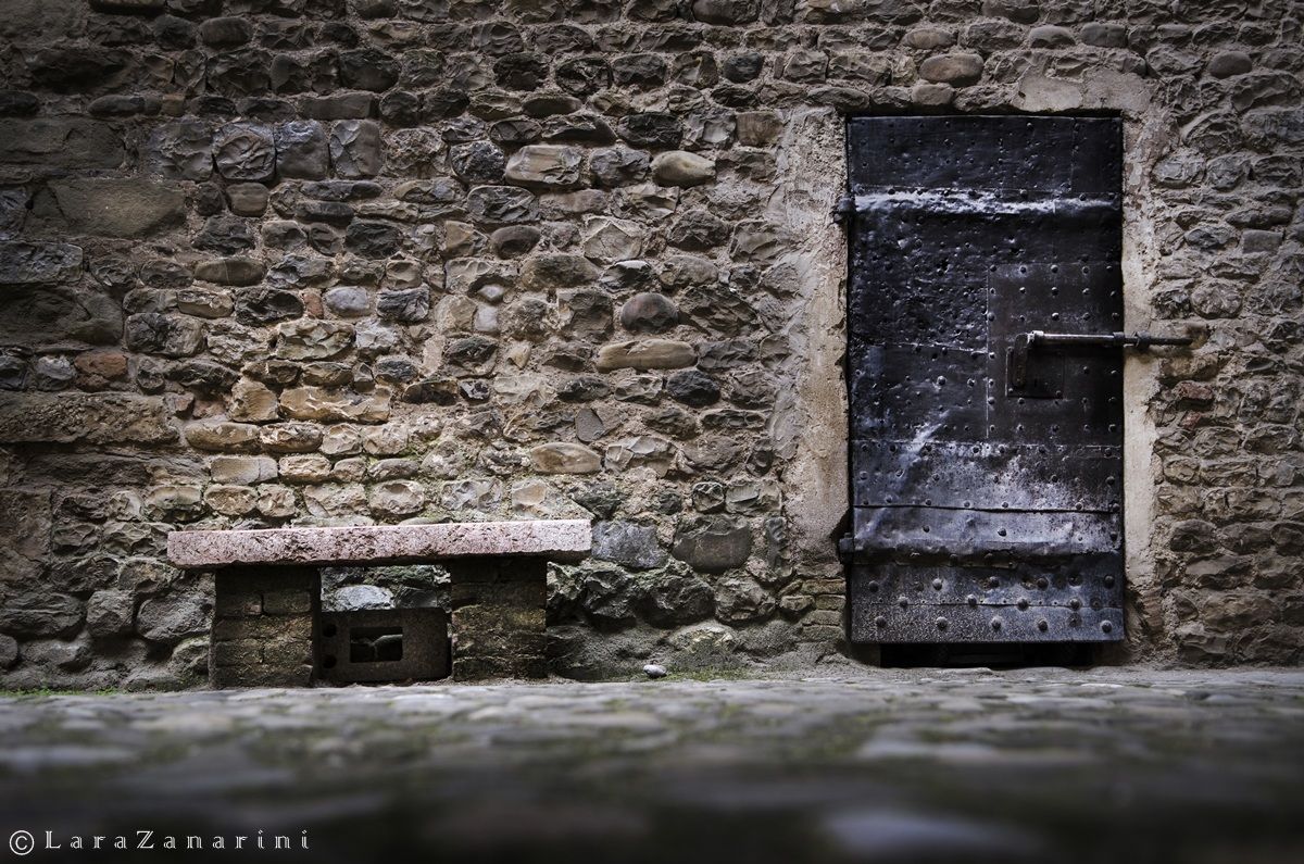 The bench, the door and the pebble ...