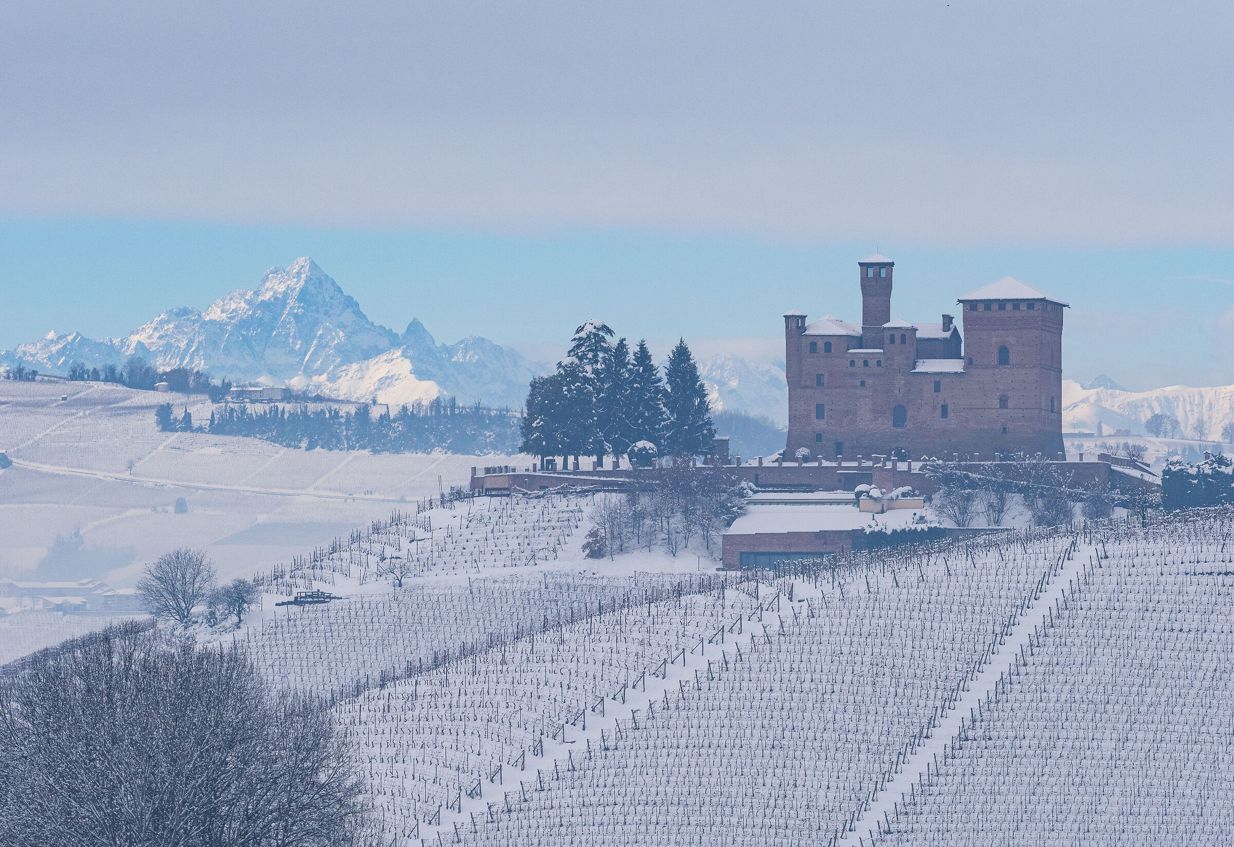 il "Castello e la Montagna" in veste invernale