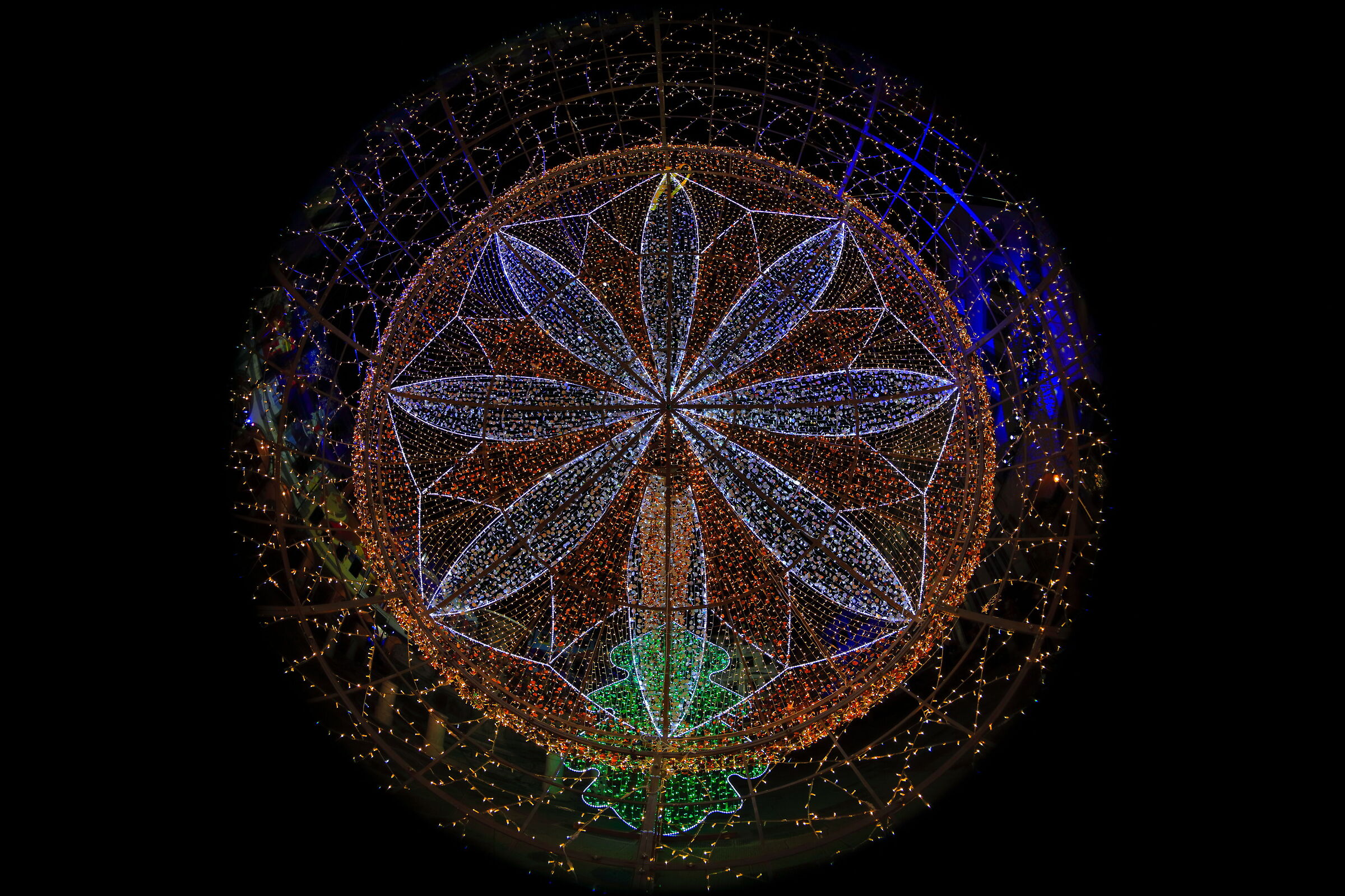 Full immersion in a Christmas artwork