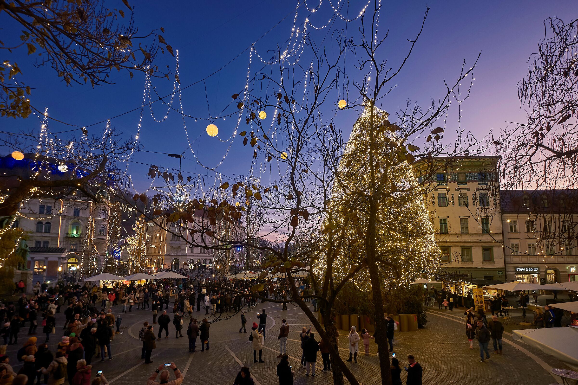 La piazza centrale all'imbrunire