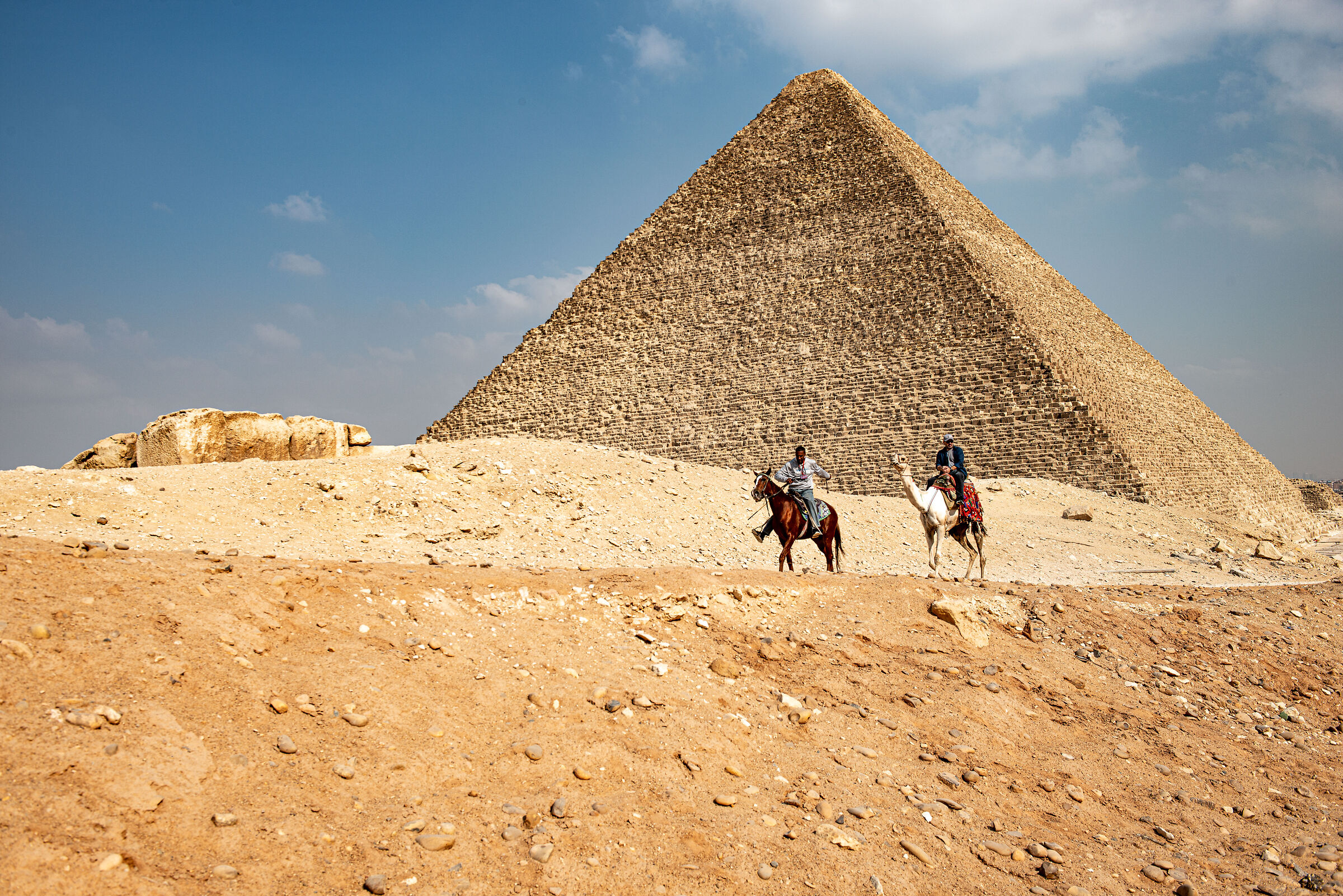In cammello tra la piramidi