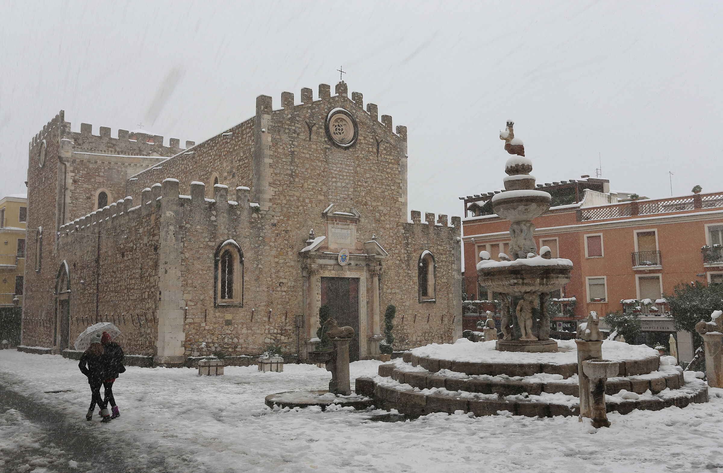 Taormina: Piazza Duomo, under the snow